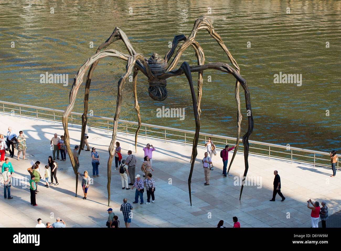 Les touristes voir sculpture en bronze maman de Louise Bourgeois à la musée Guggenheim de Bilbao, Pays basque, Espagne Banque D'Images