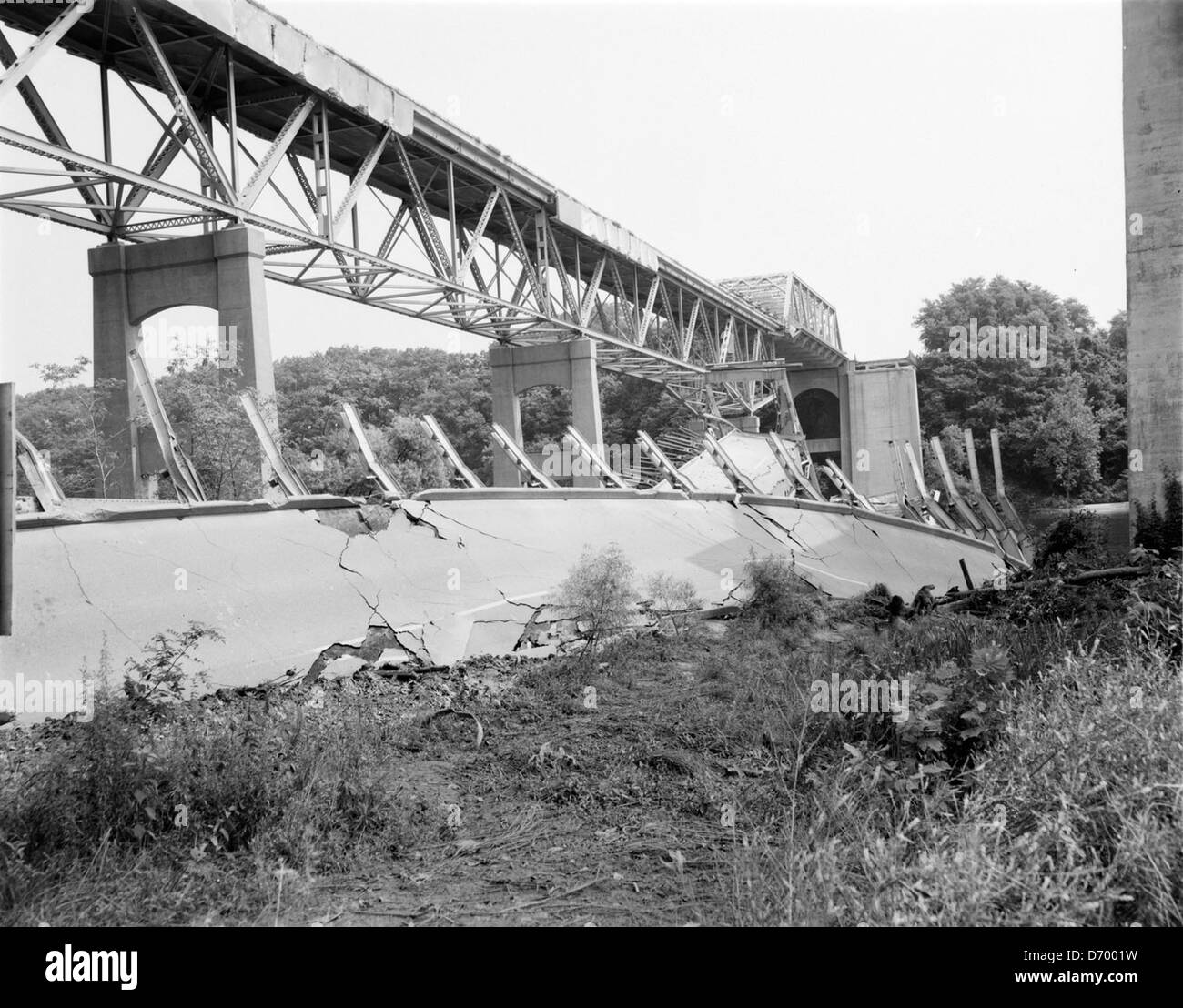 Une photographie documentant les dommages causés par l'ouragan Agnes à Occoquan Bridge, Virginie. L'image montre les inondations et les destructions causées par l'ouragan de 1972, une partie des conséquences de la catastrophe naturelle dans la région. Banque D'Images