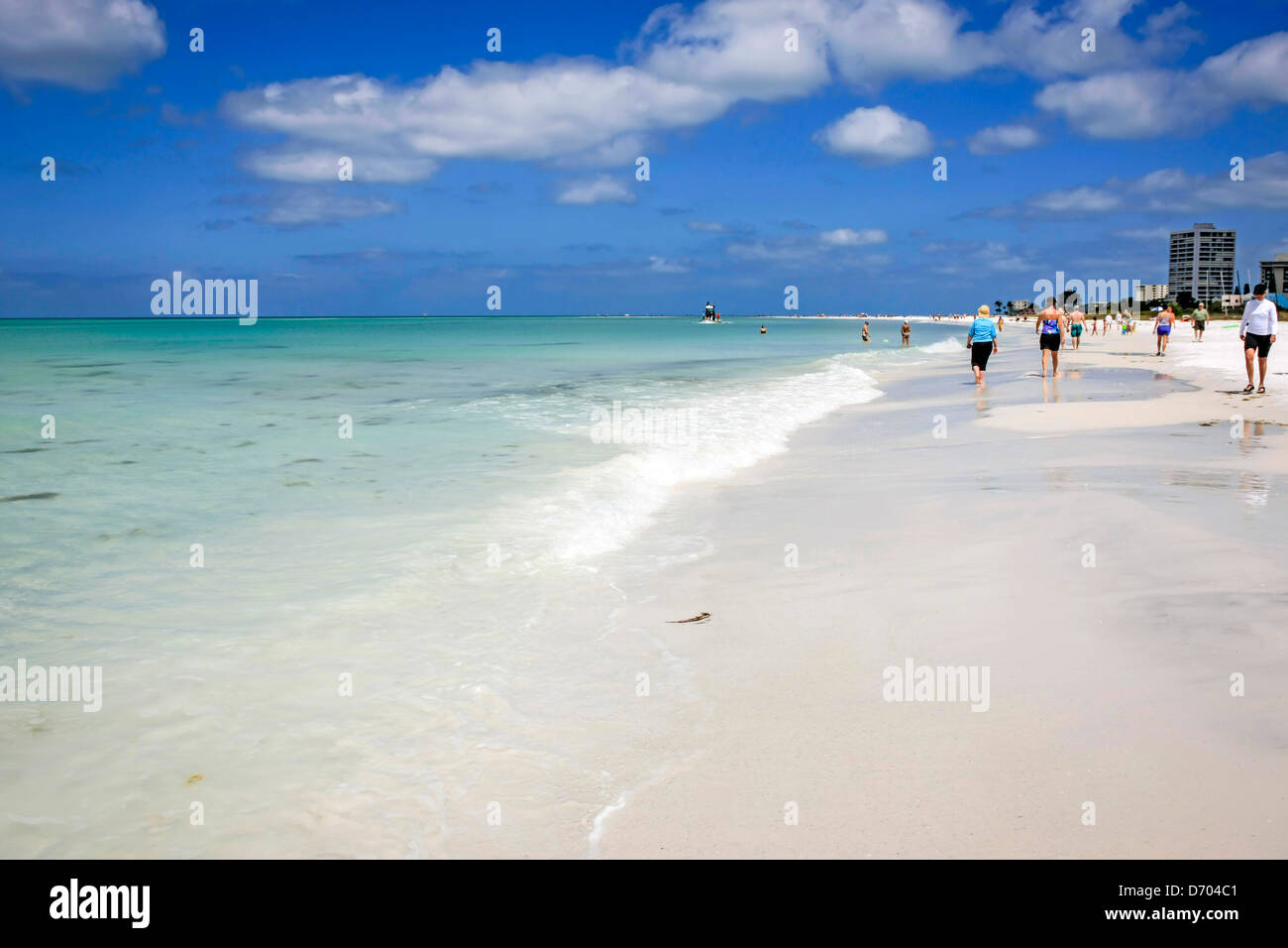 Les gens qui marchent le long de la plage de Siesta Key Floride Banque D'Images