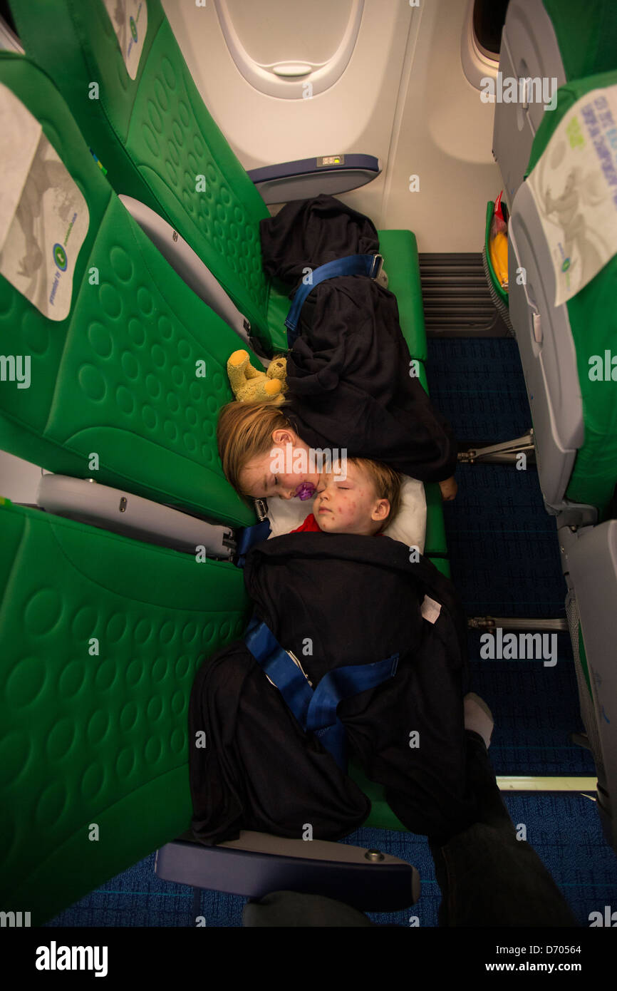 Sleepingin les enfants dans un avion Banque D'Images