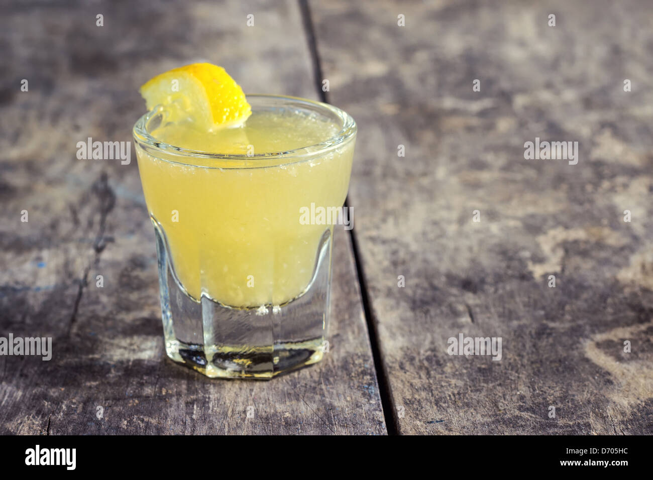 Limoncello Liqueur de citron sur fond de bois Banque D'Images