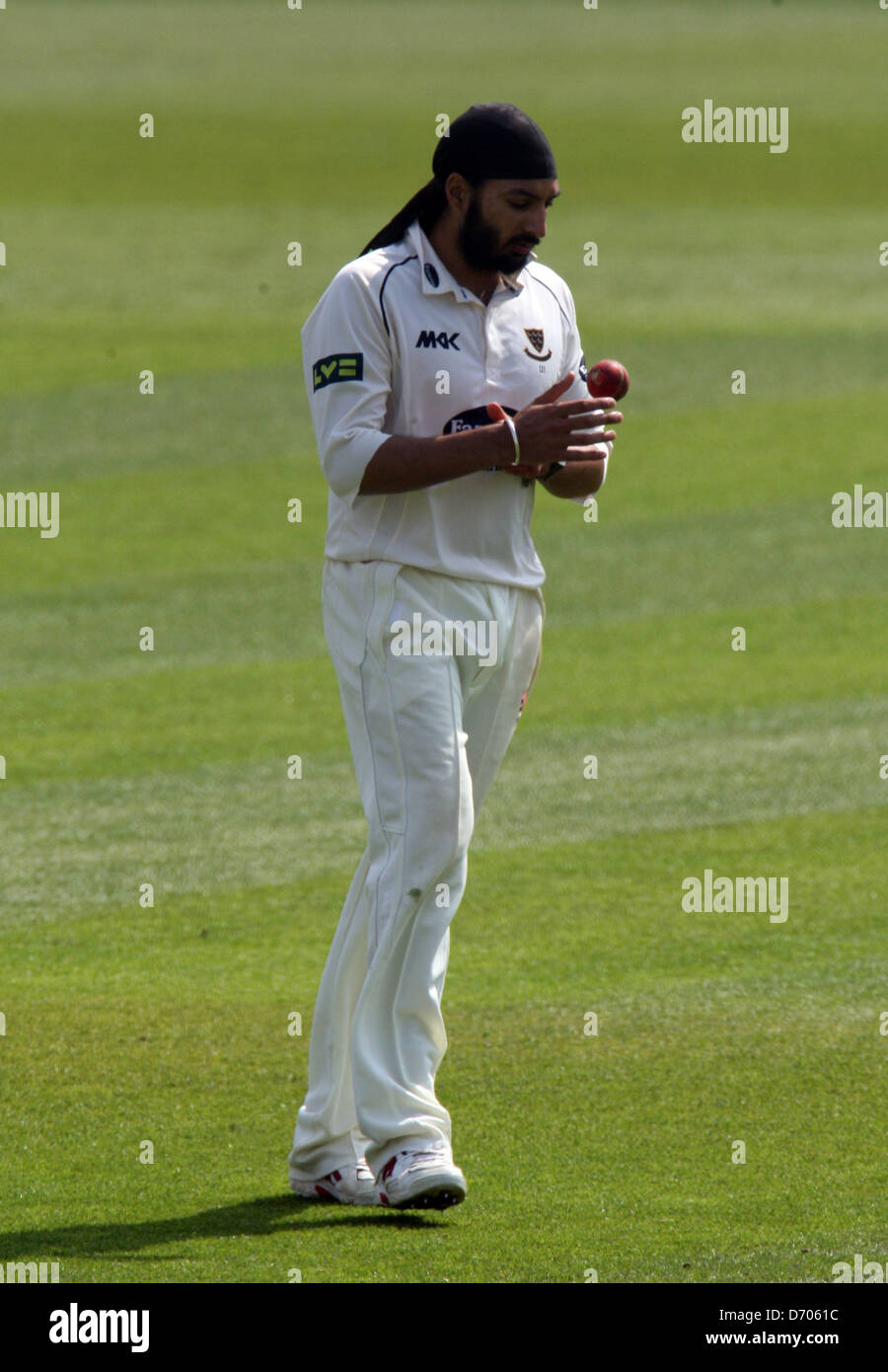 Londres, Royaume-Uni. 25 avril 2013. Monty Panesar de Sussex CCC au cours de la LV Championnat National Division One match entre Surrey et le Sussex à partir de la Kia Oval. Credit : Action Plus Sport Images/Alamy Live News Banque D'Images