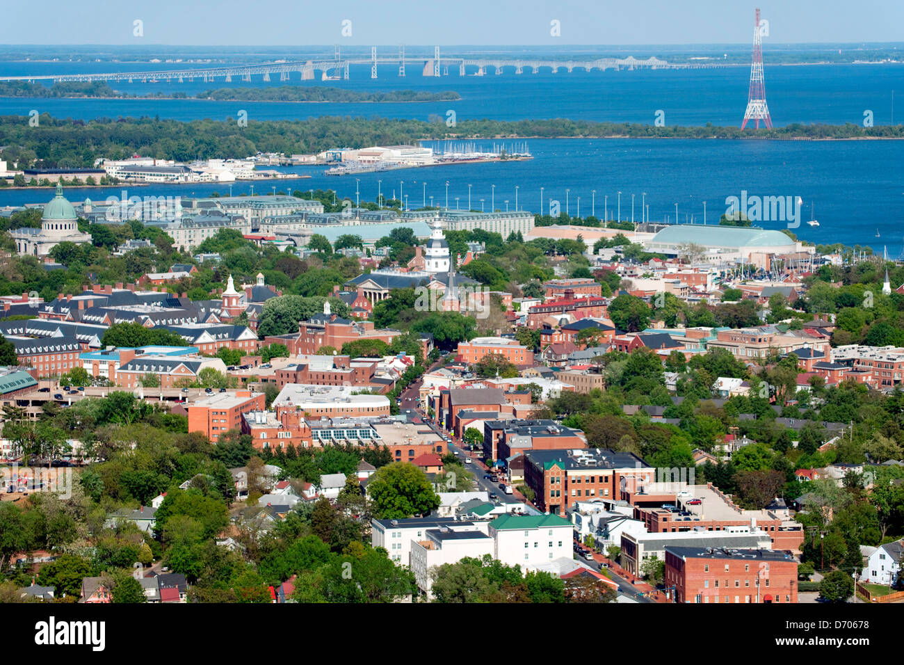 Centre-ville d'Annapolis à l'Académie Navale et Chesapeake Bay Bridge à distance Banque D'Images