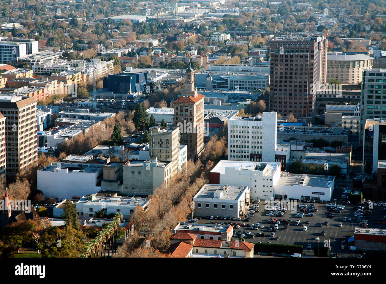 Regardant vers le bas de l'antenne 1e rue au centre-ville de San Jose, Californie Banque D'Images