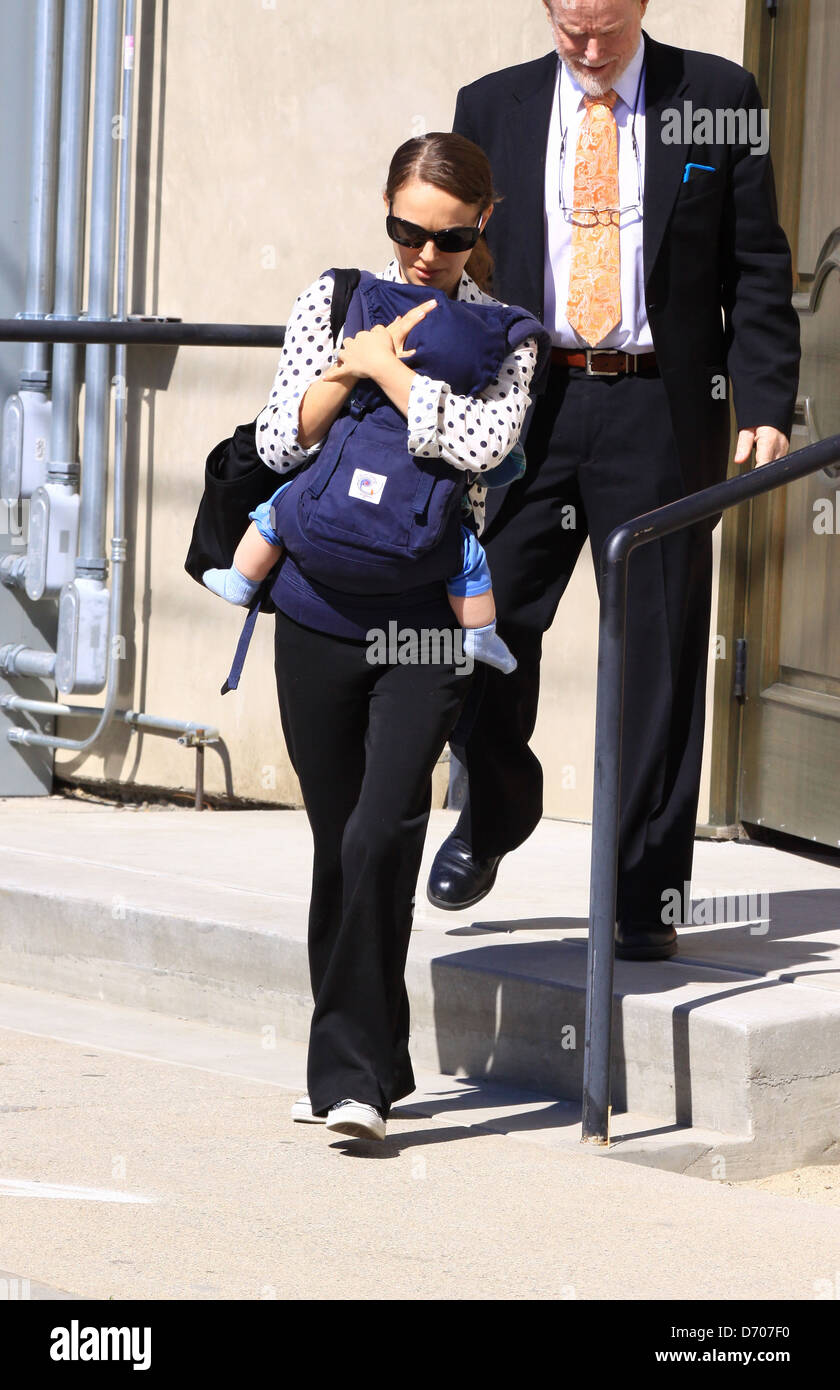Natalie Portman porte son fils Aleph dans une écharpe porte-bébé d'un  édifice religieux à Santa Monica. Portman a alimenté la récente Photo Stock  - Alamy