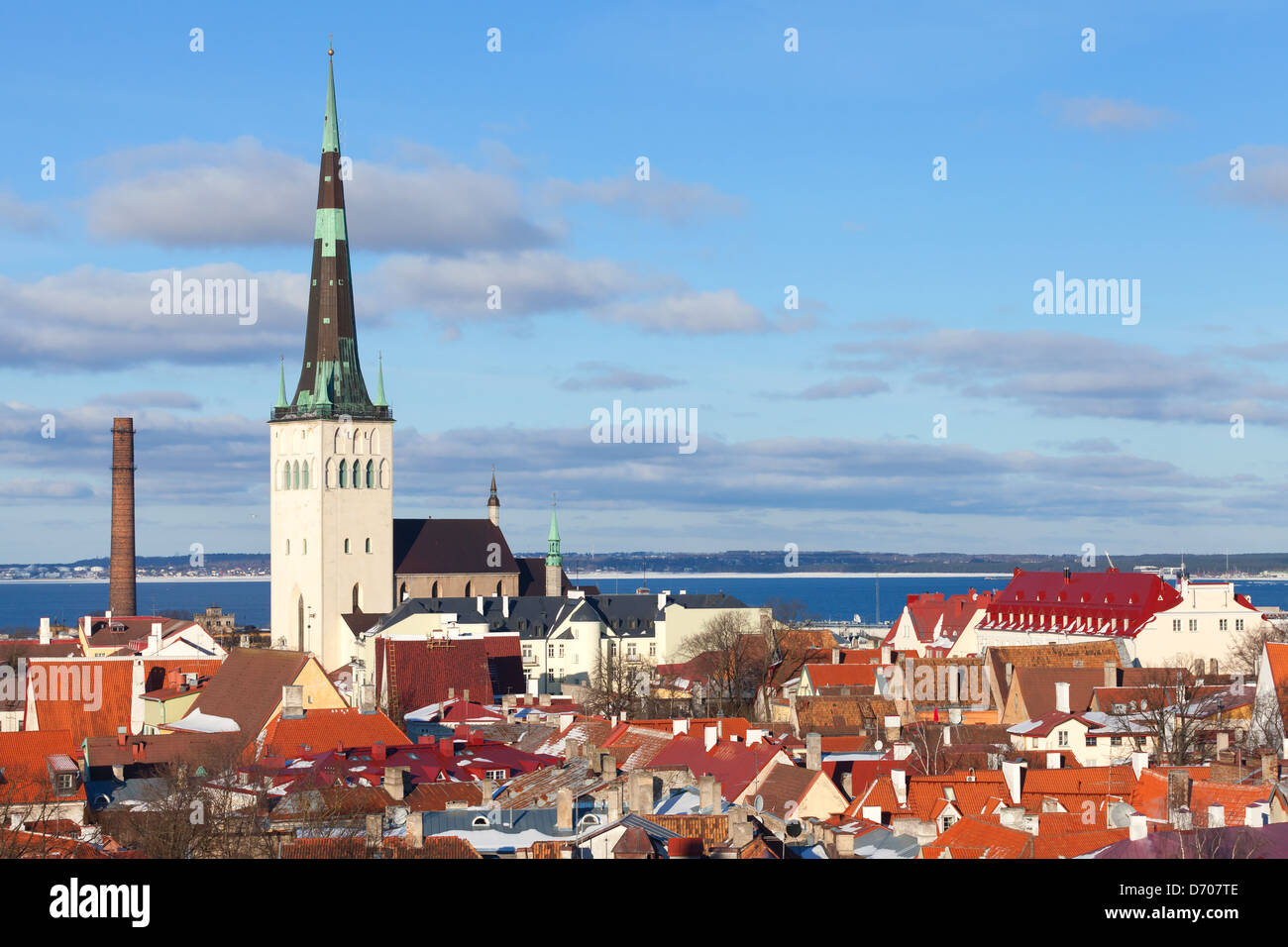 Tallinn cityscape panorama. Maisons aux toits rouges et Eglise saint Olaf Banque D'Images