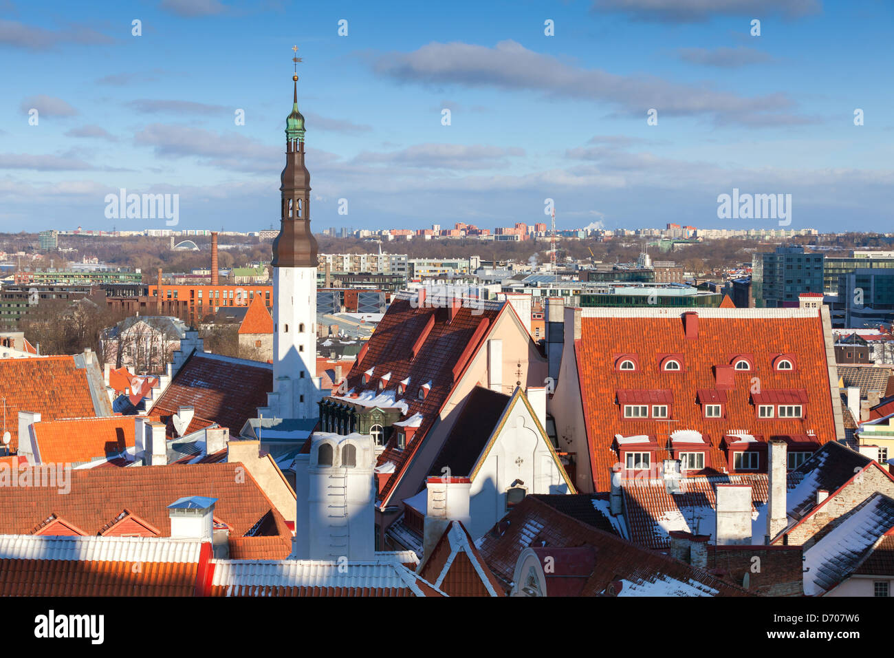 Cityscape panorama de Tallinn, Estonie. Maisons aux toits rouges et Saint Esprit clocher de l'Église Banque D'Images