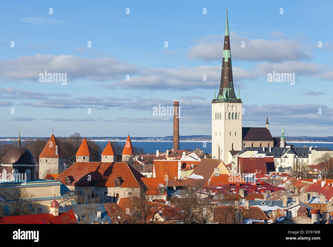 Cityscape panorama de Tallinn, Estonie. Maisons aux toits rouges et Eglise saint Olaf Banque D'Images