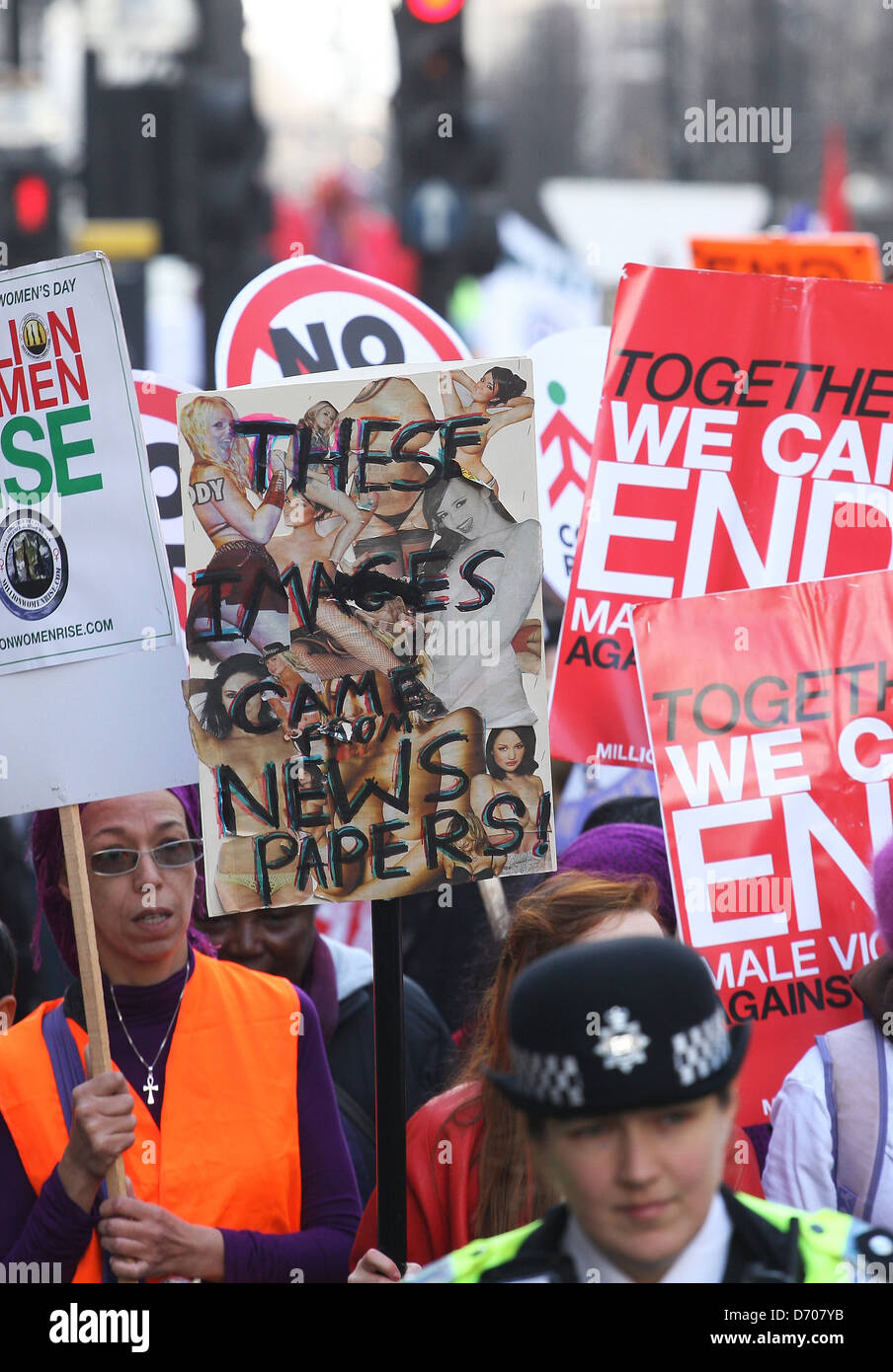 Campagne de manifestants pour les droits des femmes mars sur Oxford Street à Londres, Angleterre - 03.03.12 Banque D'Images