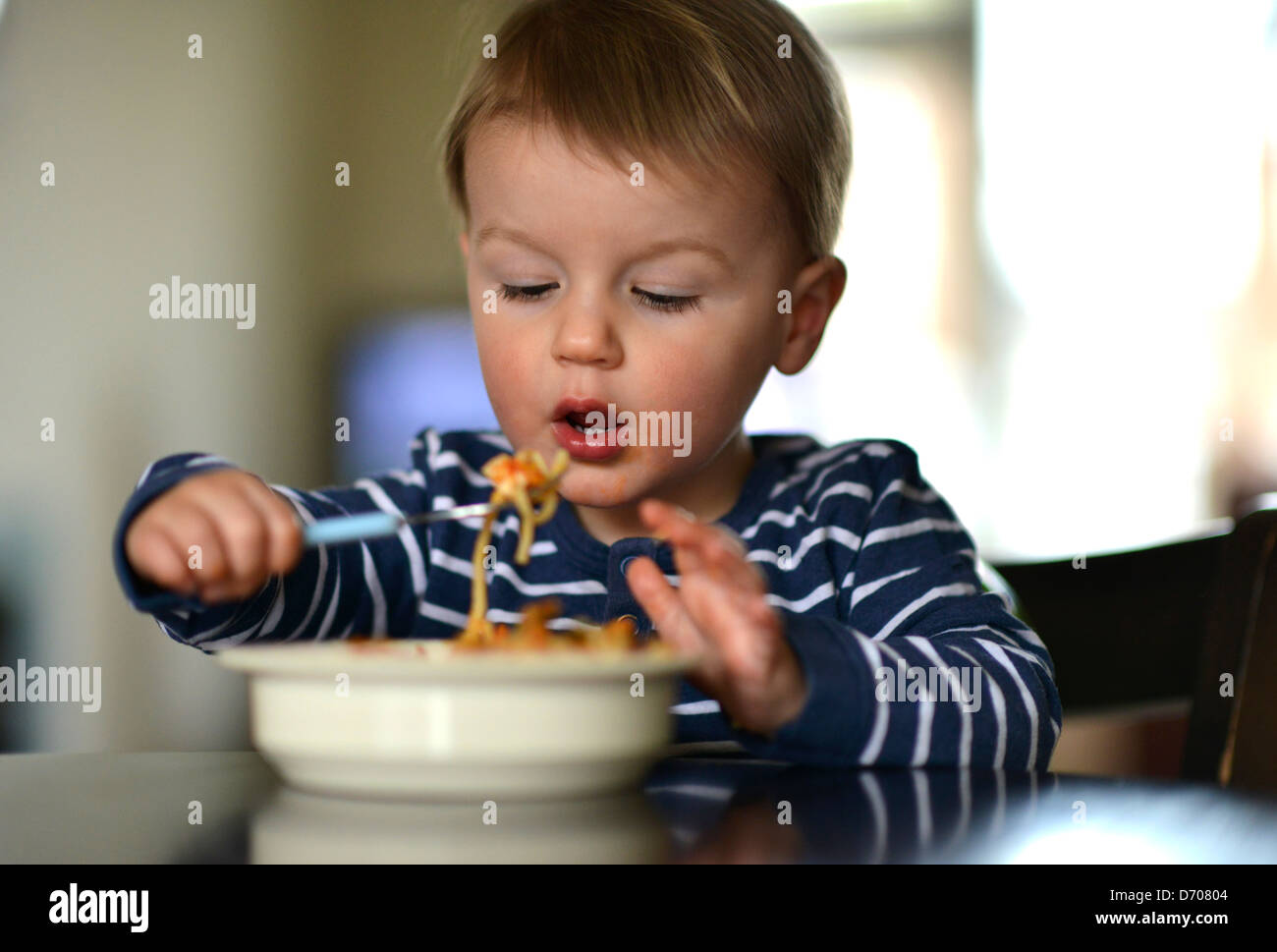 Les repas des tout-petits un lui-même un bol plein de pâtes. Banque D'Images