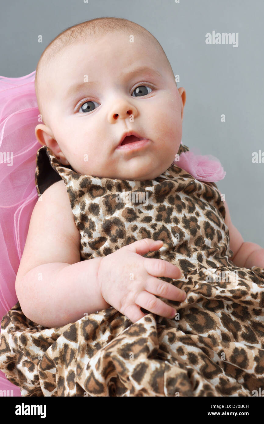 Mignon bébé nouveau-né fille dans Leopard print dress, jeune fashionista Banque D'Images