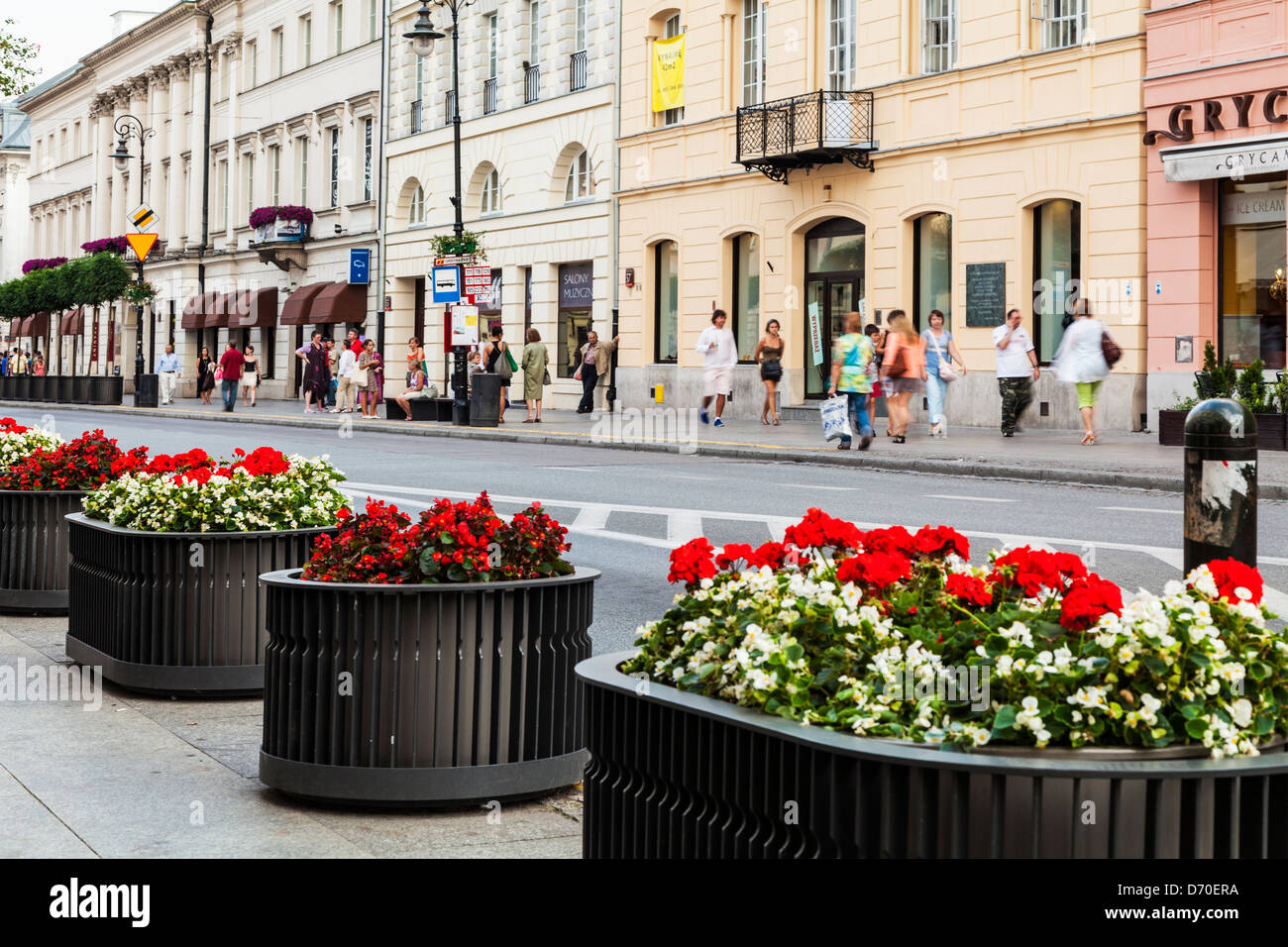 L'Europe de l'est typique centre-ville scène de rue en été à Varsovie, Pologne. Banque D'Images