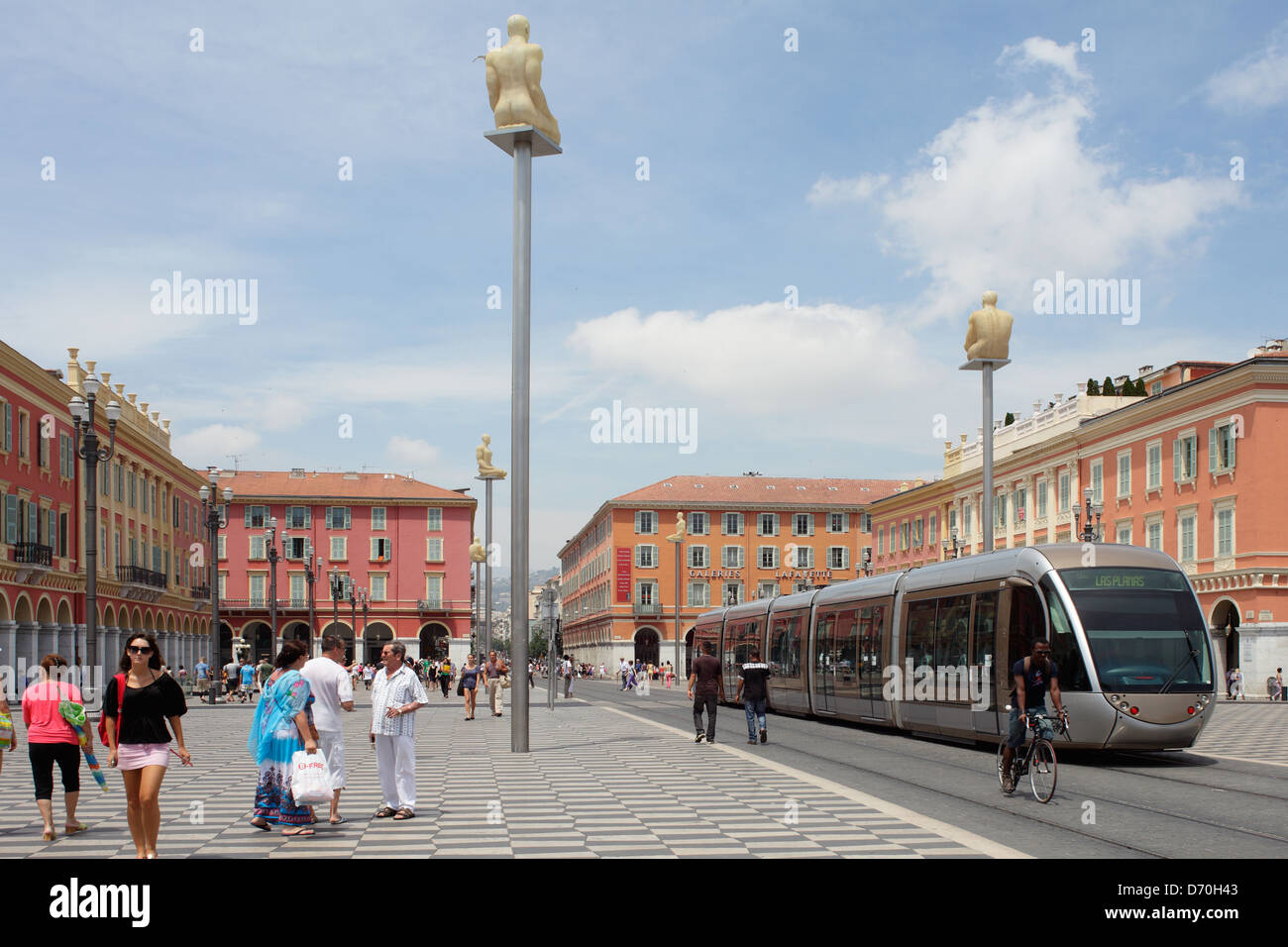 Nice, France, touristes et de tramway sur la Place Masséna à Nice city centre Banque D'Images