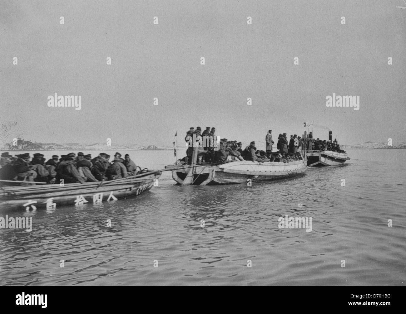 Lancement à vapeur transportant six sur les autres bateaux entiers les soldats à l'atterrissage, Chemulpo, Corée, pendant la guerre, 1904 Japonais Russo Banque D'Images