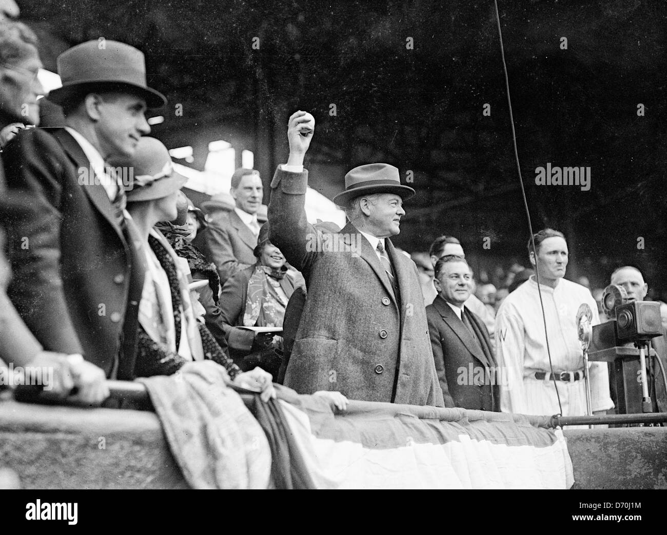 USA Président Herbert Hoover jeter ce premier lancer à Washington Sénateurs match de baseball à Griffith stadium, Washington DC, vers 1930 Banque D'Images