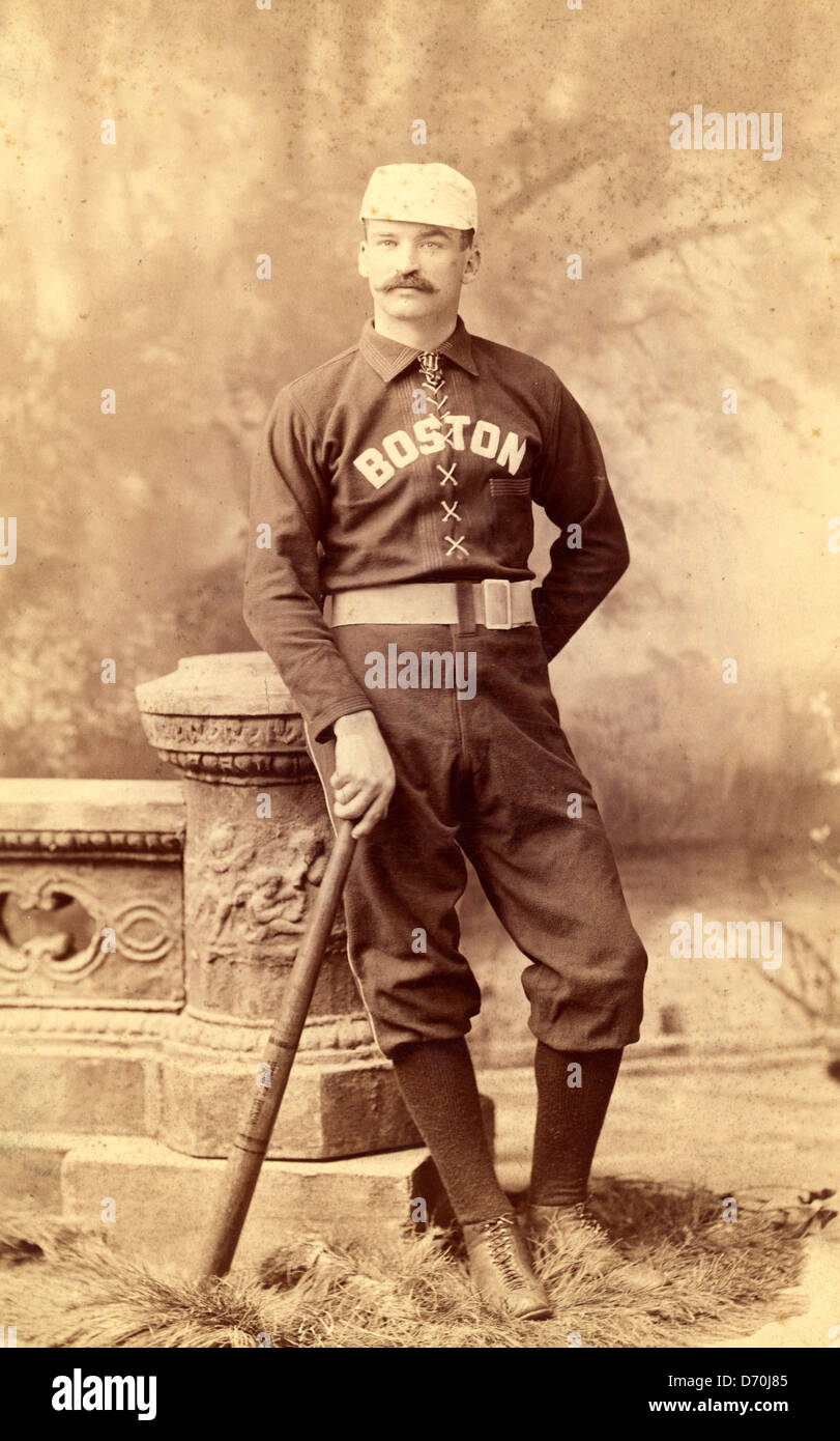 Michael J. 'Roi' Kelly - portrait studio, debout, vêtu d'un uniforme de baseball Boston Beaneater et tenant un bâton, circa 1887 Banque D'Images
