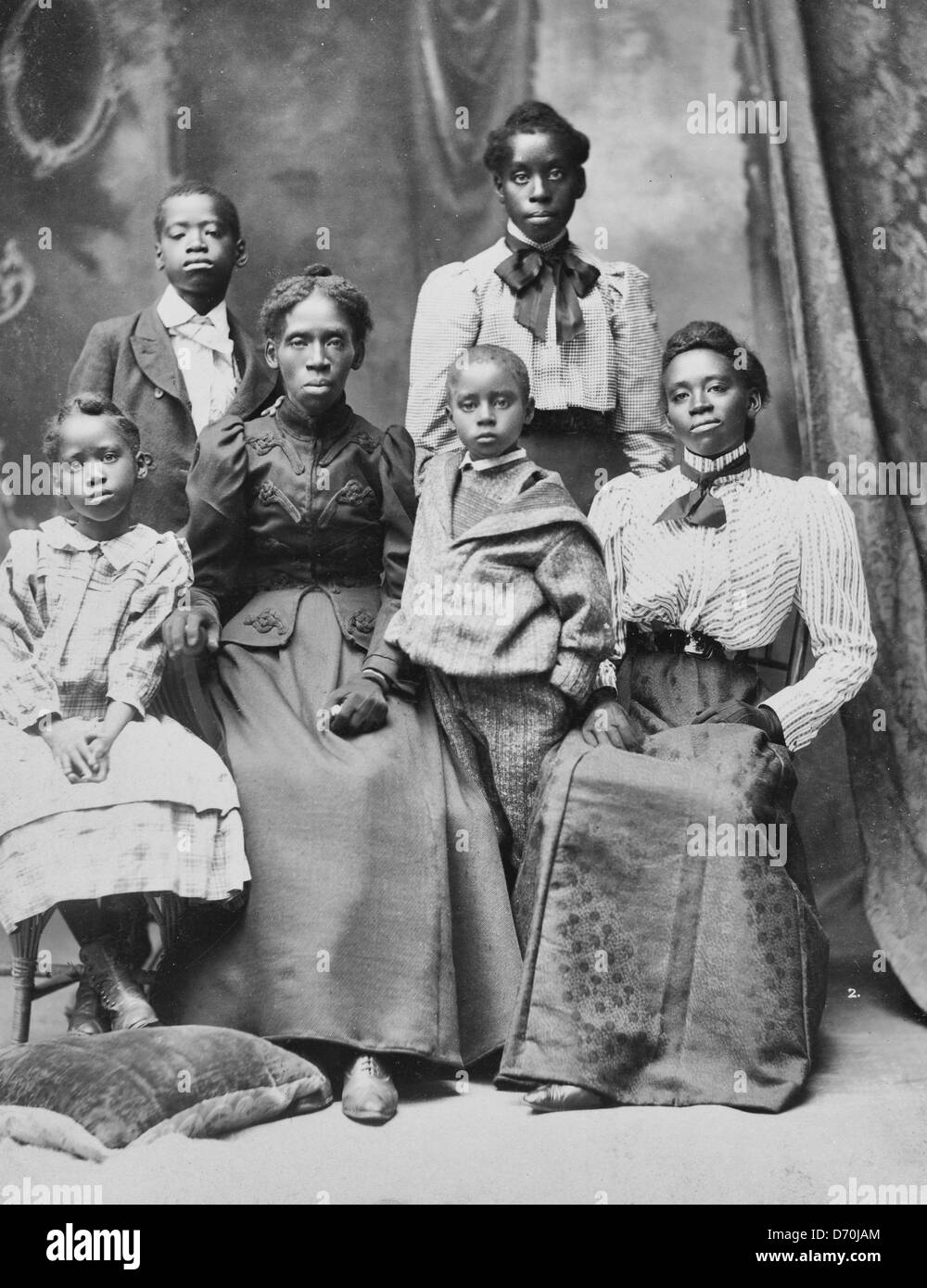 Mme Frazer Baker et enfants Famille de l'assassiné maître de poste à Lake City, Caroline du Sud - Lavinia Baker et ses cinq enfants survivants après le lynchage de son mari et son bébé le 22 février 1898. Banque D'Images