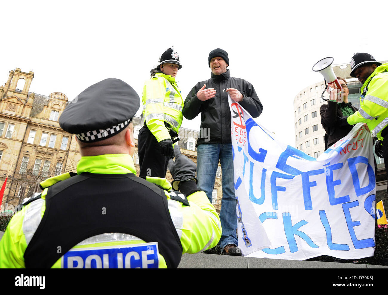 L'atmosphère a coupé les manifestants se rassemblent dans le centre-ville de Leeds pour protester contre l'extérieur de l'hôtel Queens au cours de la conférence des Gouvernements locaux conservateur Leeds, Angleterre - 25.02.12 Banque D'Images