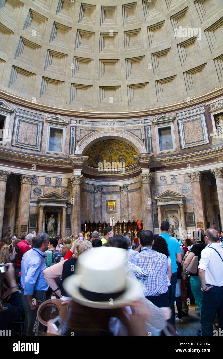 Pantheon Rome Italie les touristes visitant monument historique art Banque D'Images