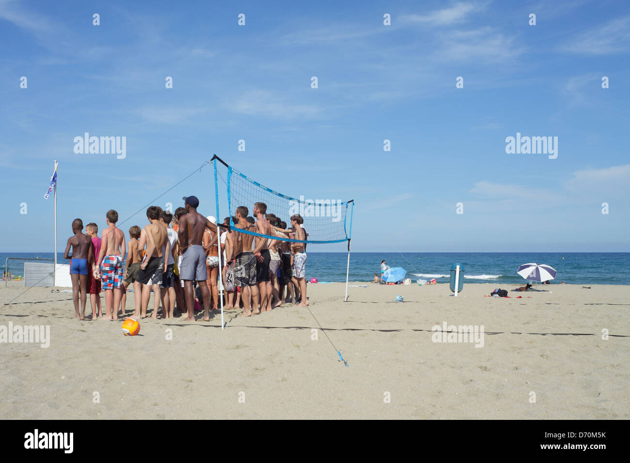 Le Barcarès, France, un tournoi de beach volley, les joueurs pour une photo de groupe à la plage Banque D'Images