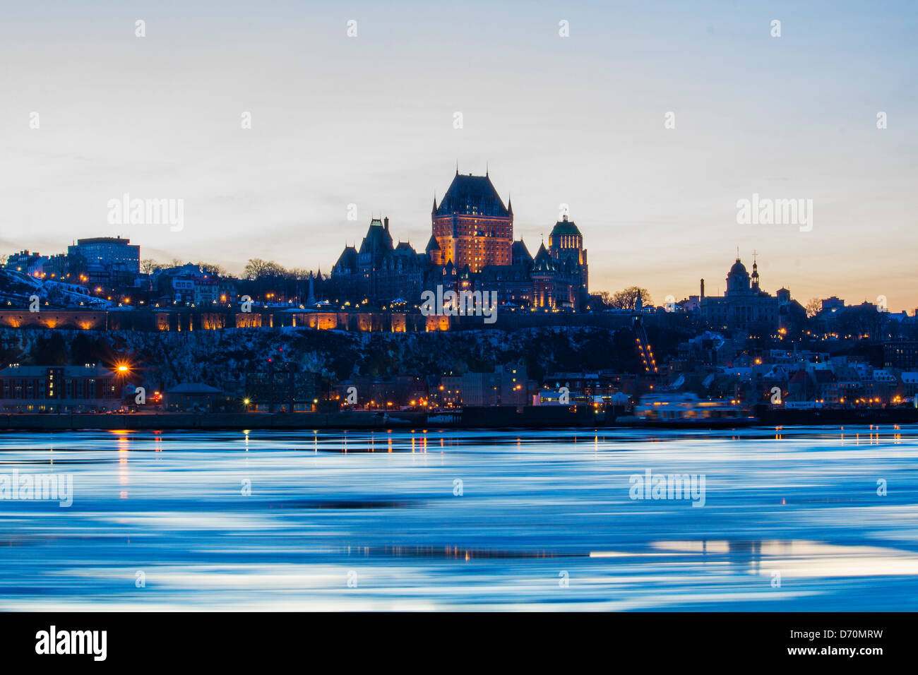 Château Frontenac à Québec, Canada par nuit. Avis de Levis en hiver nuit Banque D'Images