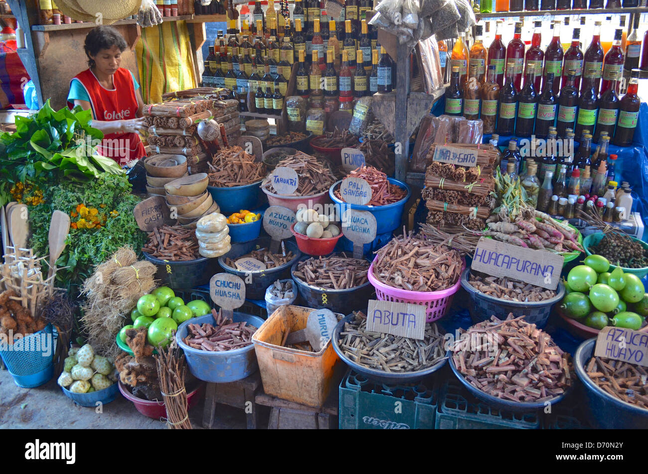 Une échoppe de marché qui vendent des remèdes et des traitements réalisés à partir d'ingrédients naturels de la forêt amazonienne. Iquitos, Pérou Banque D'Images