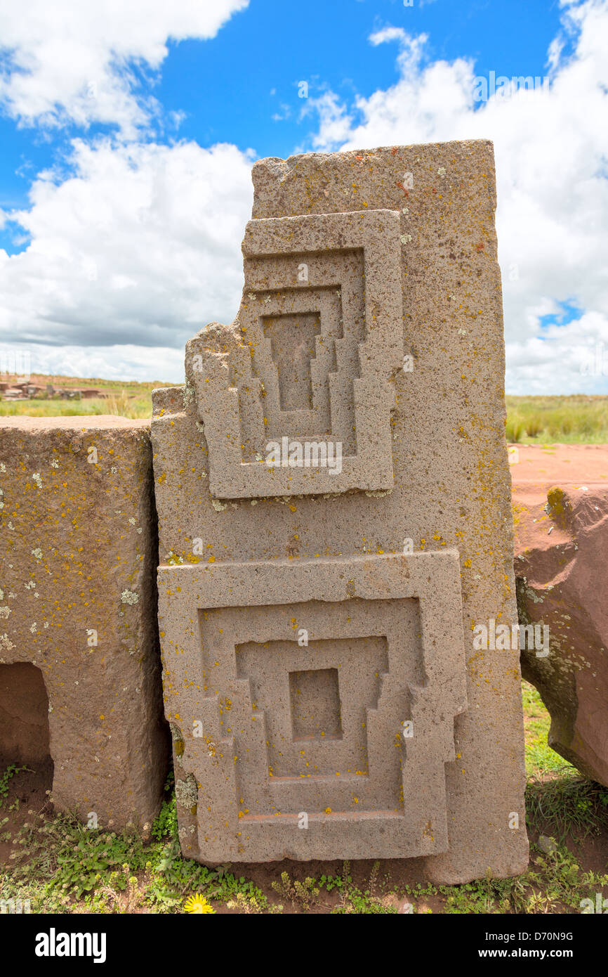 L'une des pierres mégalithiques avec sculpture complexe dans le complexe Puma Punku, Bolivie Banque D'Images