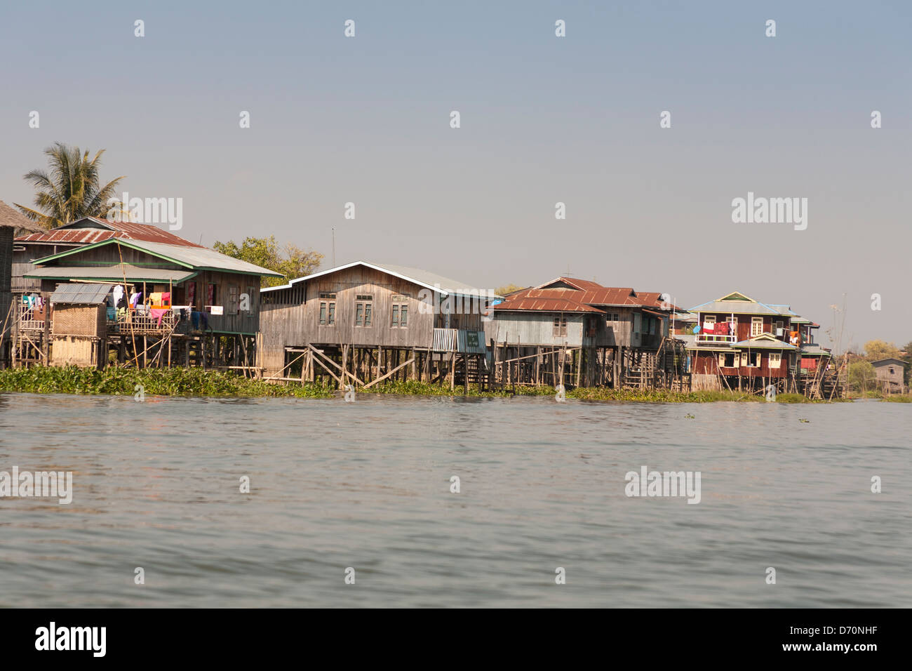 Les maisons construites sur pilotis, au Lac Inle, l'État de Shan, Myanmar (Birmanie), Banque D'Images