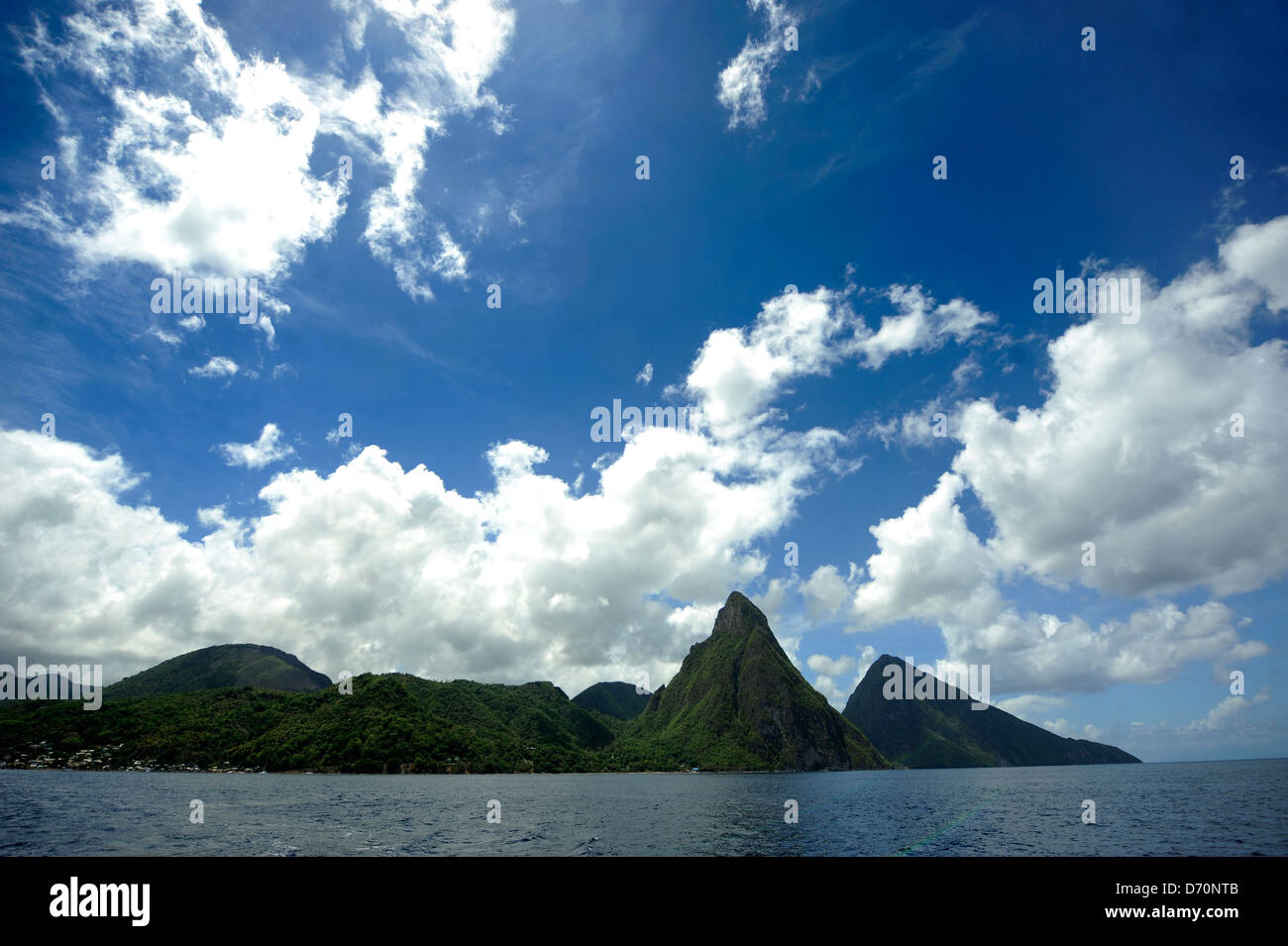 Les Pitons UNESCO World Heritage site, vu d'un yacht près de la Soufrière, Sainte-Lucie, îles du Vent. Banque D'Images