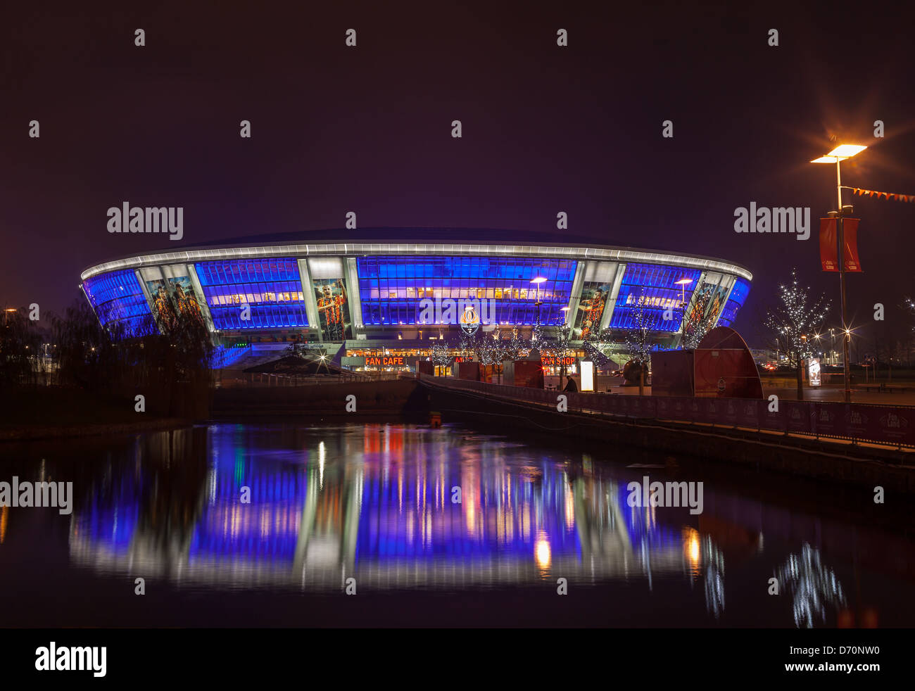 Onbass "stade-arena" (Euro-2012) dans la région de Donetsk, Ukraine la nuit Banque D'Images