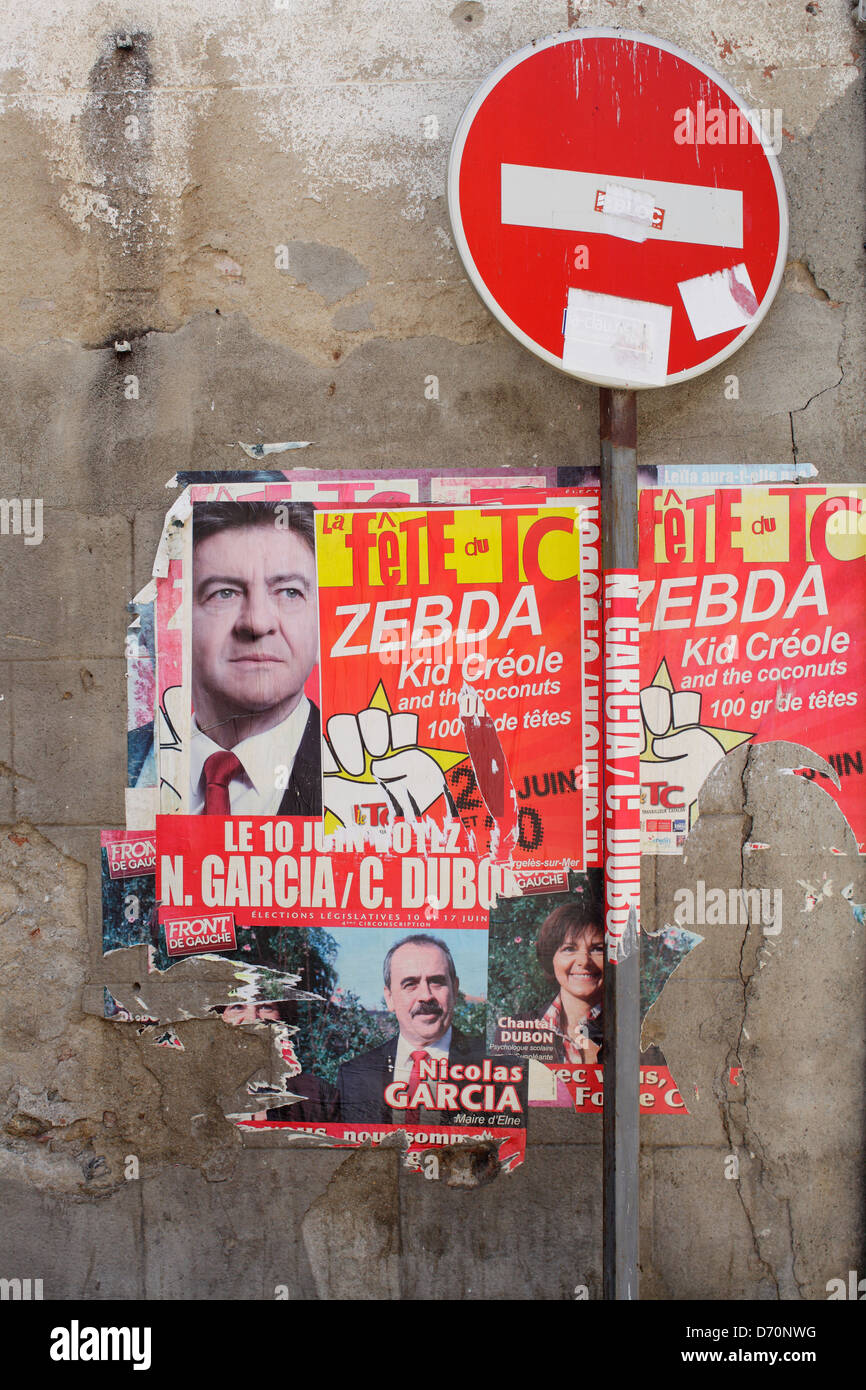 Elne, France, pas d'entrée panneau routier dans une rue à sens unique et déchiré des affiches sur un mur Banque D'Images