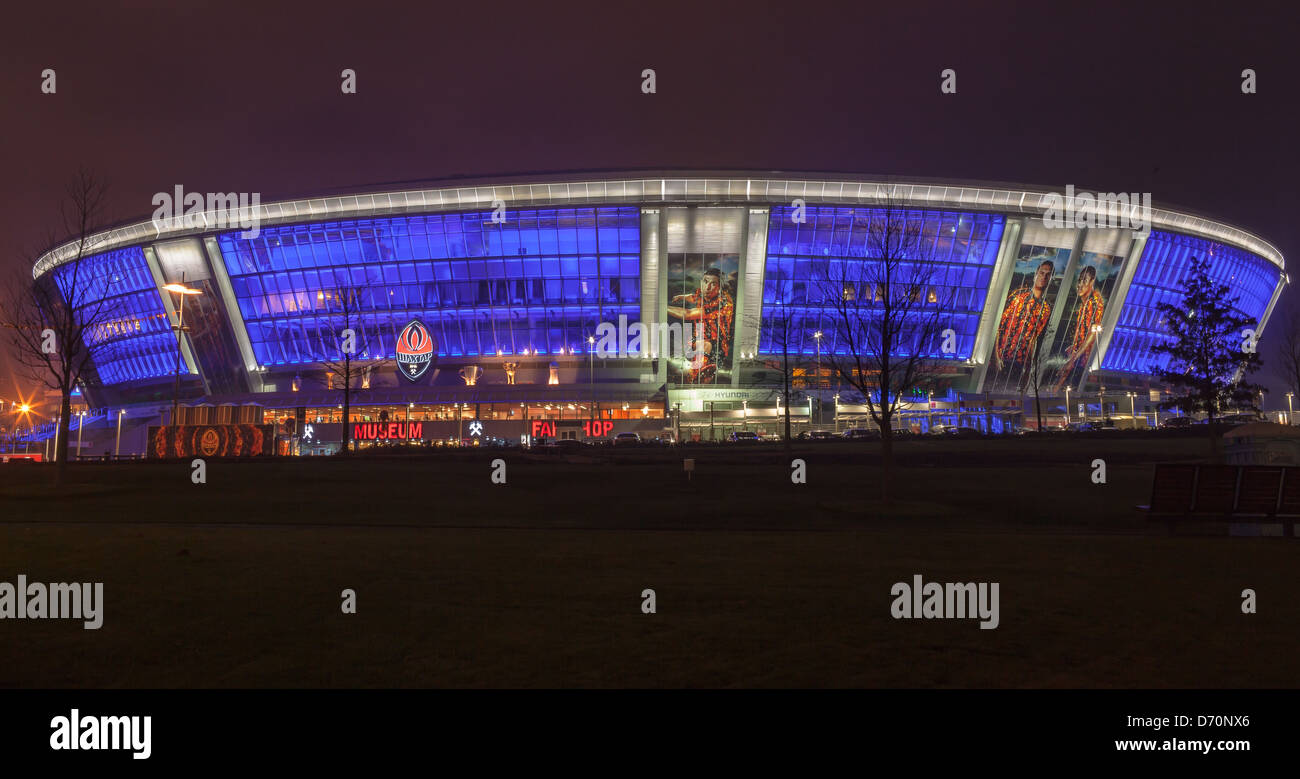 Onbass "stade-arena" (Euro-2012) dans la région de Donetsk, Ukraine la nuit Banque D'Images