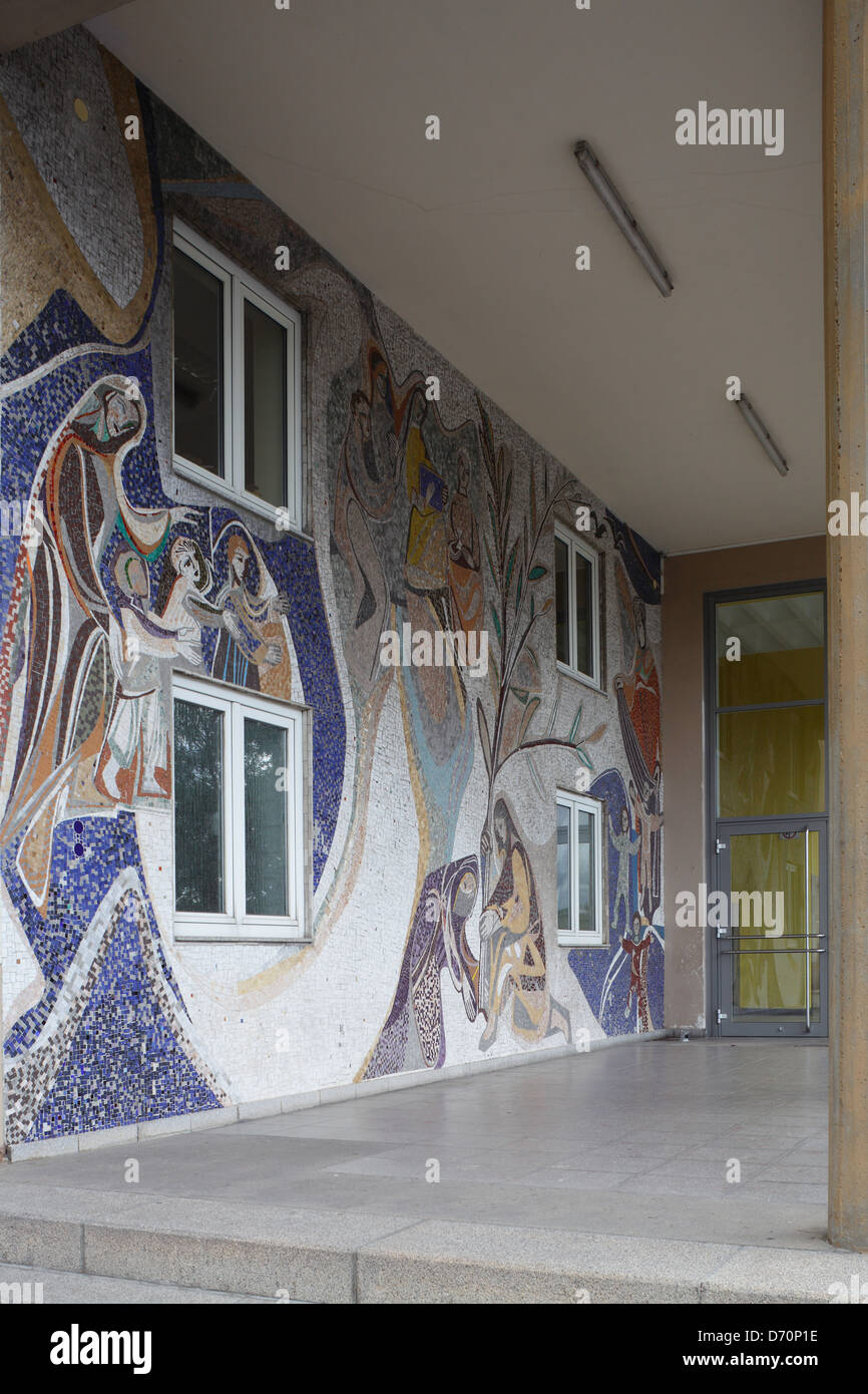 Pirmasens, Allemagne, en mosaïque avec des motifs chrétiens dans une école Banque D'Images