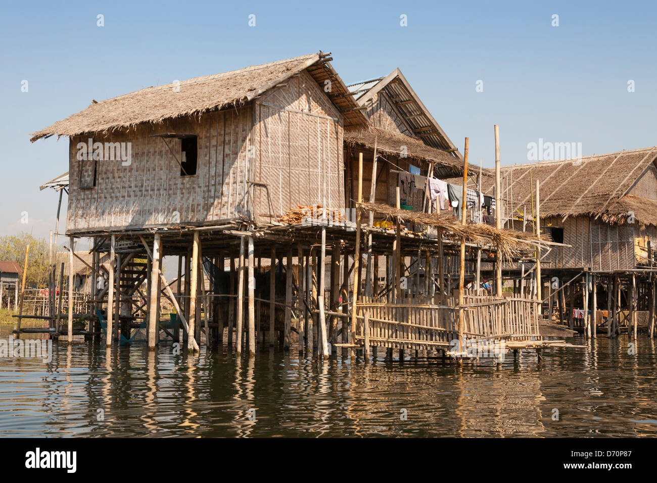 Maisons sur pilotis au bord du lac, au Lac Inle, l'État de Shan, Myanmar (Birmanie), Banque D'Images