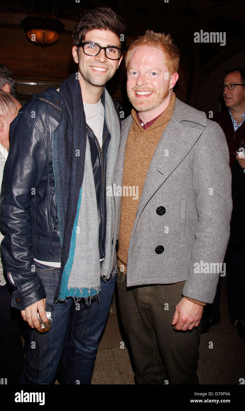 Justin Mikita et Jesse Tyler Ferguson après la soirée de clôture pour la partie Rappel ! La production de 'Merrily nous rouler le long' qui s'est tenue à Banque D'Images