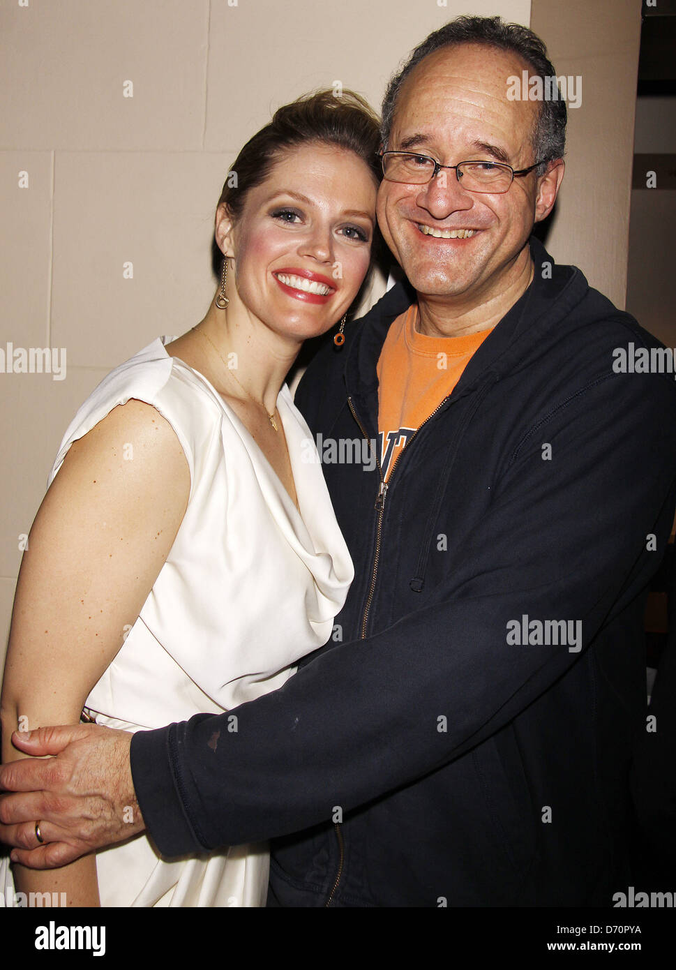 Elizabeth Stanley et Adam Grupper soirée de clôture après partie pour le rappel ! La production de 'Merrily nous rouler le long' qui s'est tenue à la Banque D'Images