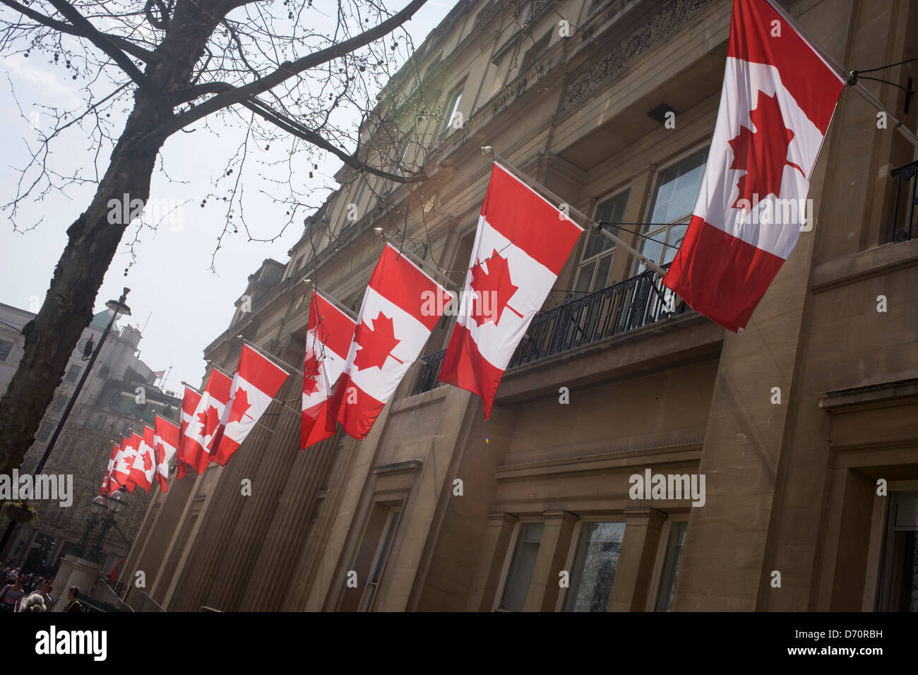 Drapeaux canadiens pendre hors du Canada House de Londres, Trafalgar Square, Westminster (plus de Description) .. Banque D'Images