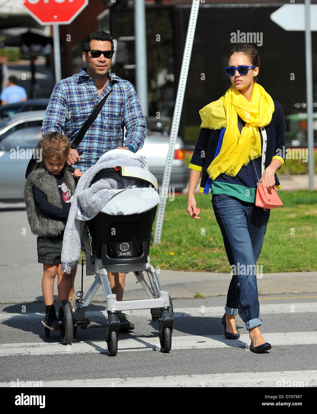 Jessica Alba et Cash Warren prendre une promenade à travers Brentwood avec leurs filles Honor Marie et Haven après le déjeuner Banque D'Images