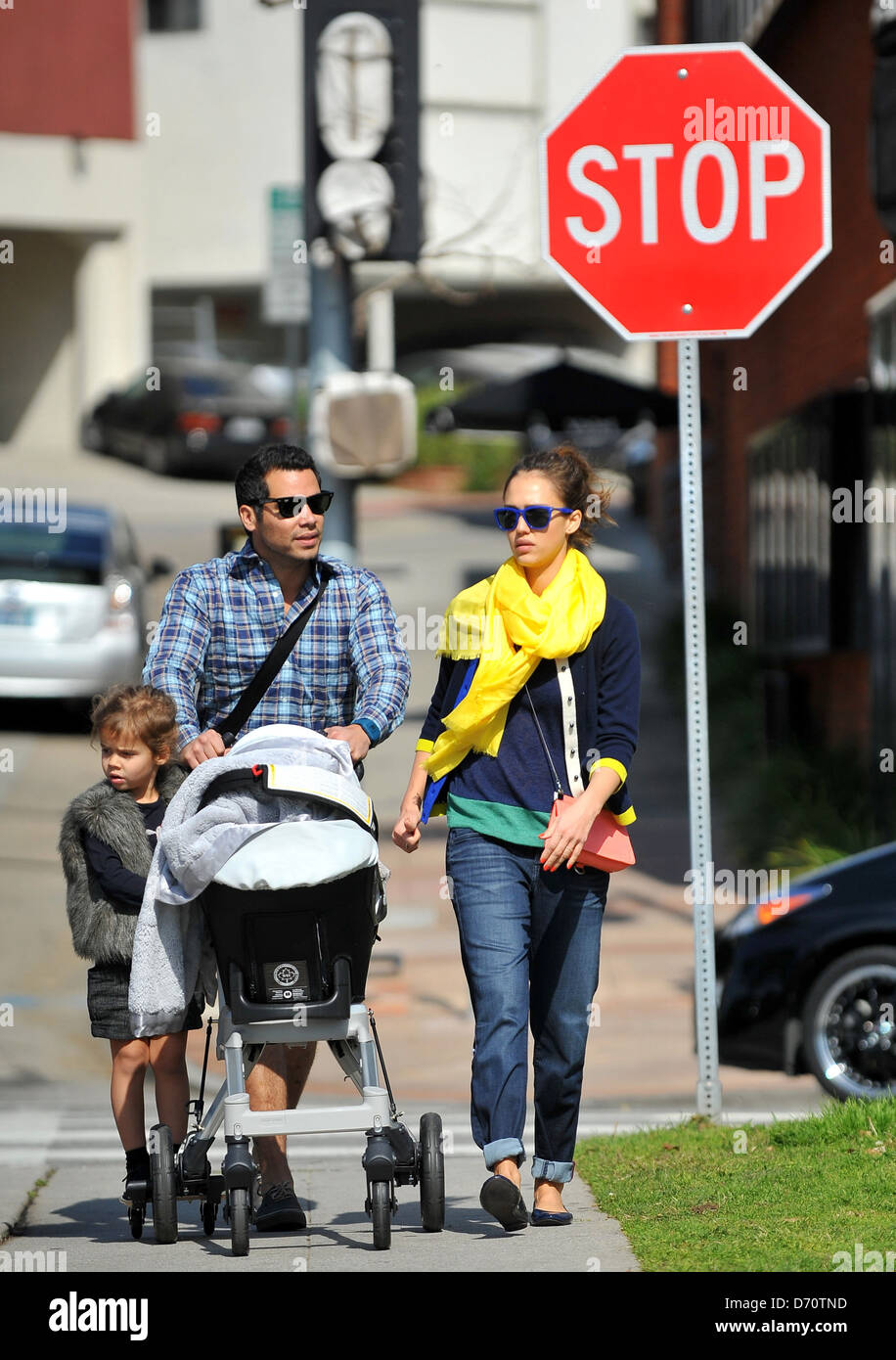 Jessica Alba et Cash Warren prendre une promenade à travers Brentwood avec leurs filles Honor Marie et Haven après le déjeuner Banque D'Images