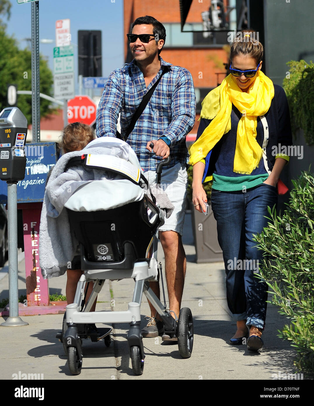 Jessica Alba et Cash Warren prendre une promenade à travers Brentwood avec leurs filles Honor Marie et Haven après le déjeuner Banque D'Images