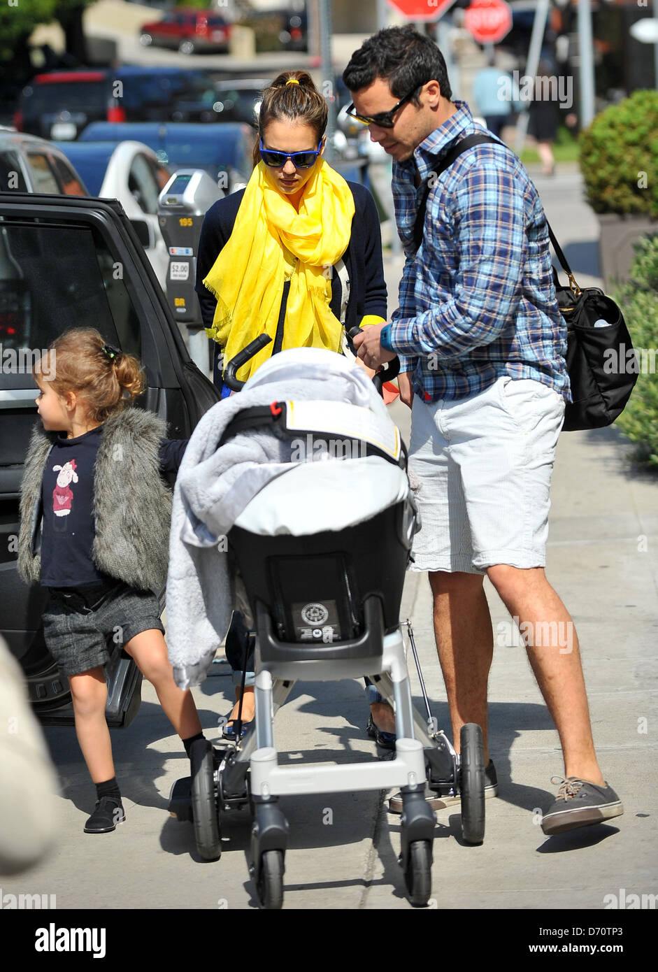 Jessica Alba et Cash Warren prendre une promenade à travers Brentwood avec leurs filles Honor Marie et Haven après le déjeuner Banque D'Images