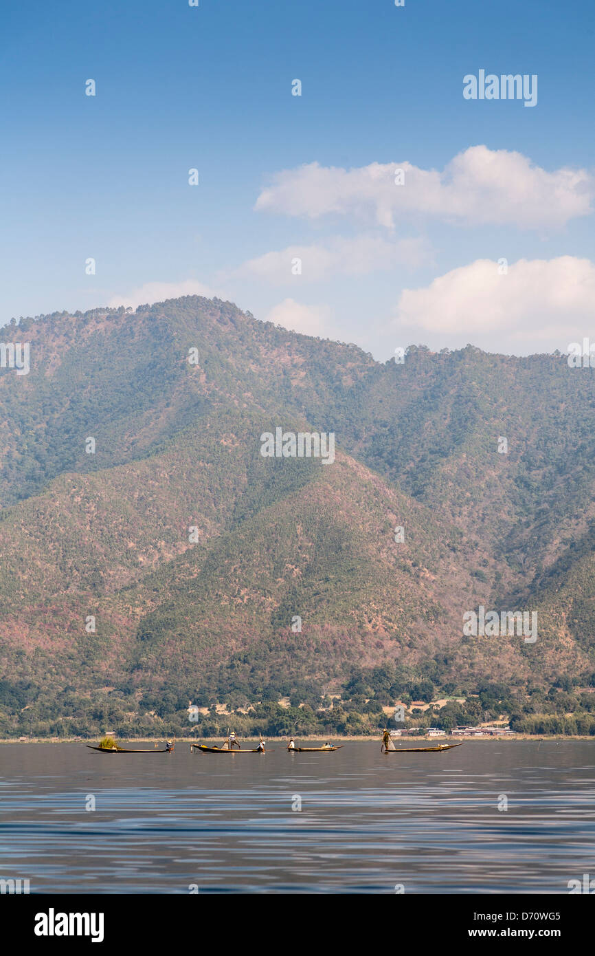 Vue sur le lac Inle à Shan Taung Tan Mountain, près de Nyaung Shwe, l'État de Shan, Myanmar (Birmanie), Banque D'Images