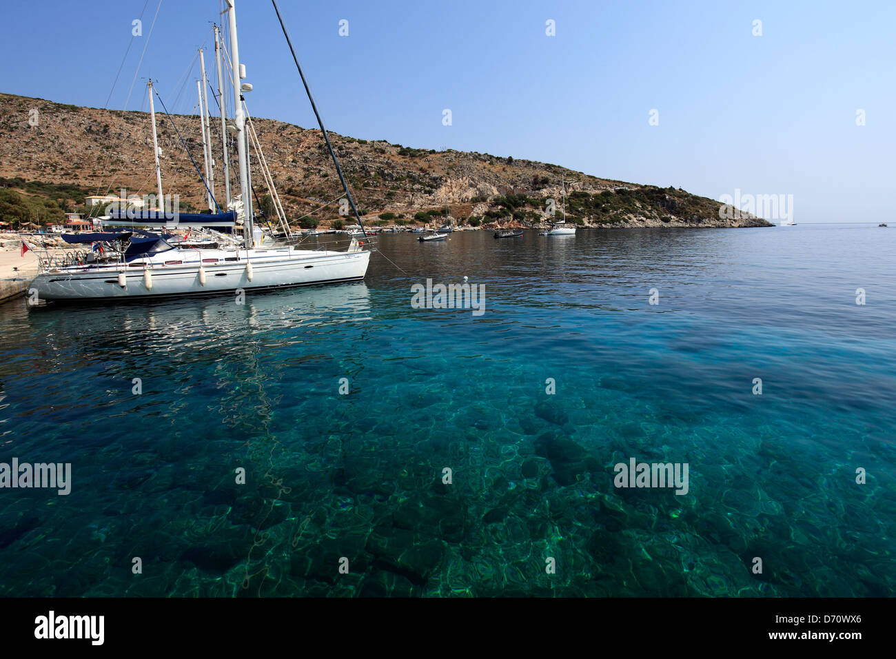 Vue sur les bateaux de pêche dans le port de St Nicholas, village ( St nicks ), l'île de Zakynthos, Zante, Grèce, Europe. Banque D'Images