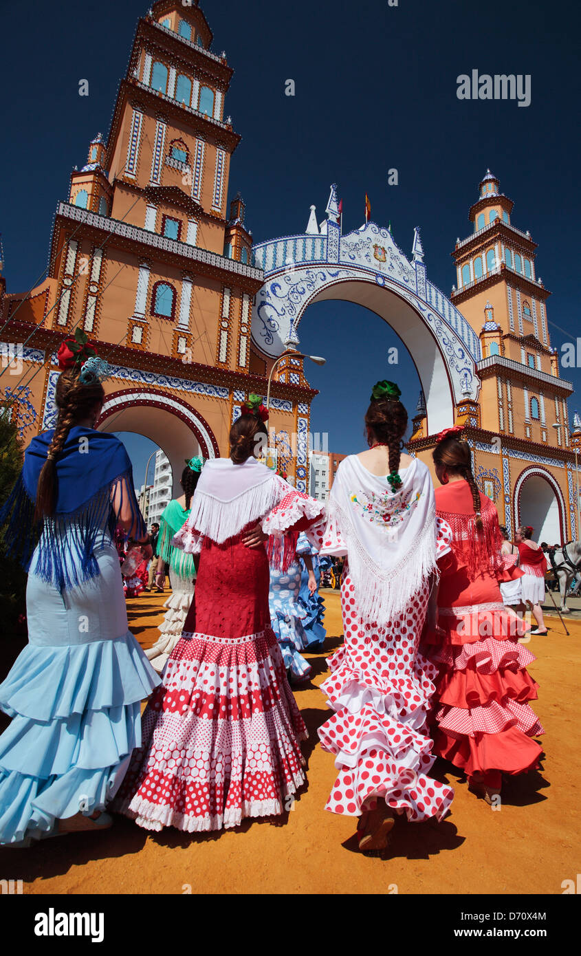 Les jeunes filles portant des robes de flamenco à la feria de abril, à Séville, Espagne. Banque D'Images