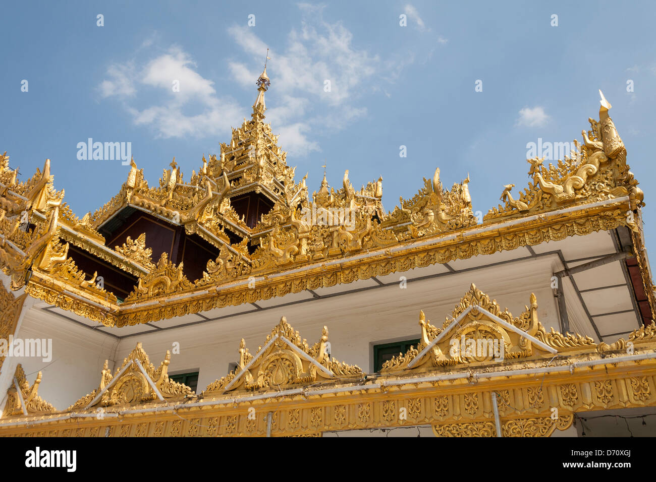 Toit orné d'un bâtiment à la pagode Shwedagon, Yangon, Rangoon, Myanmar), (Birmanie) Banque D'Images