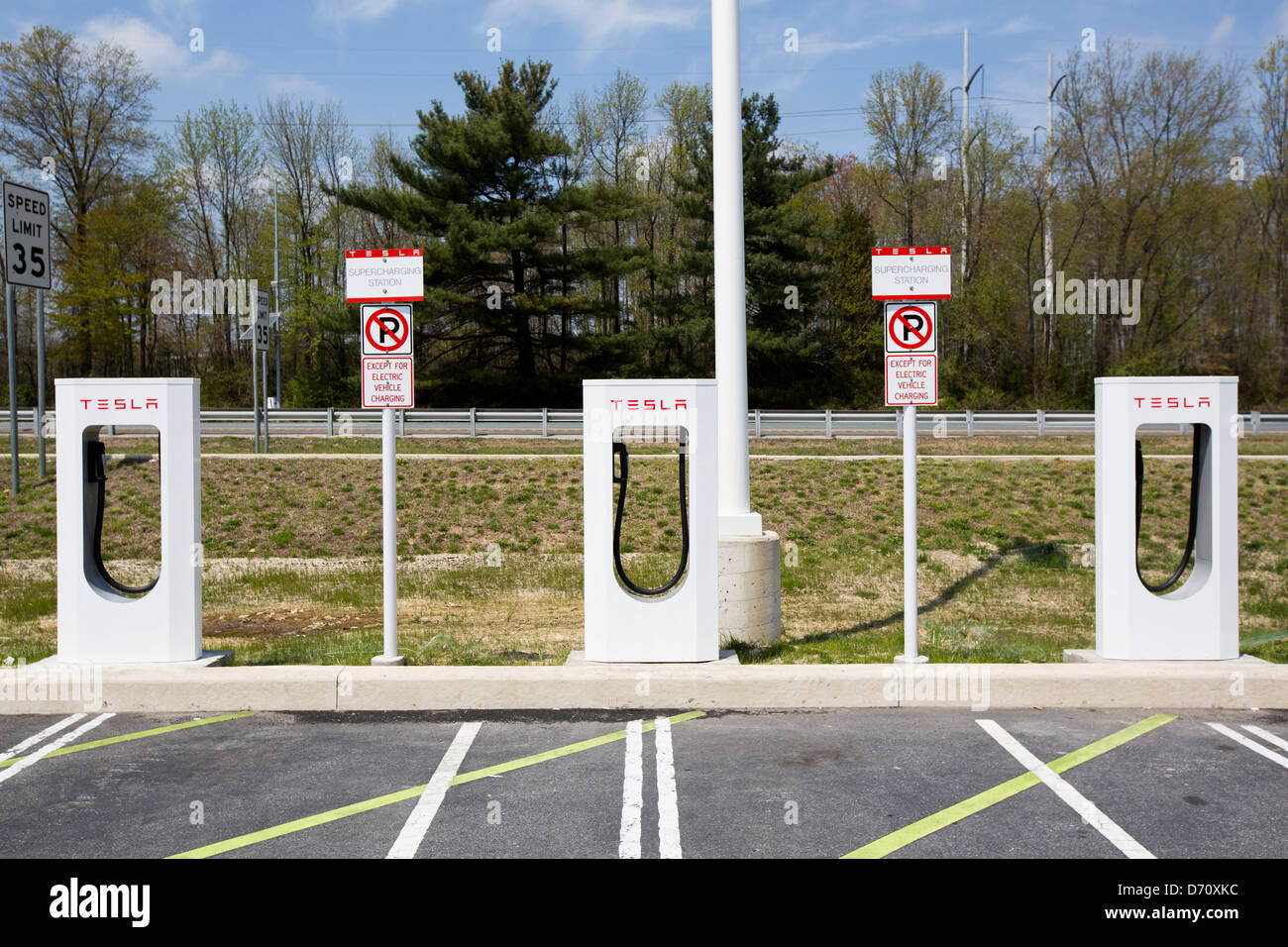 Un véhicule électrique Tesla suralimenter le long de l'autoroute 95, dans la station de Delaware. Banque D'Images