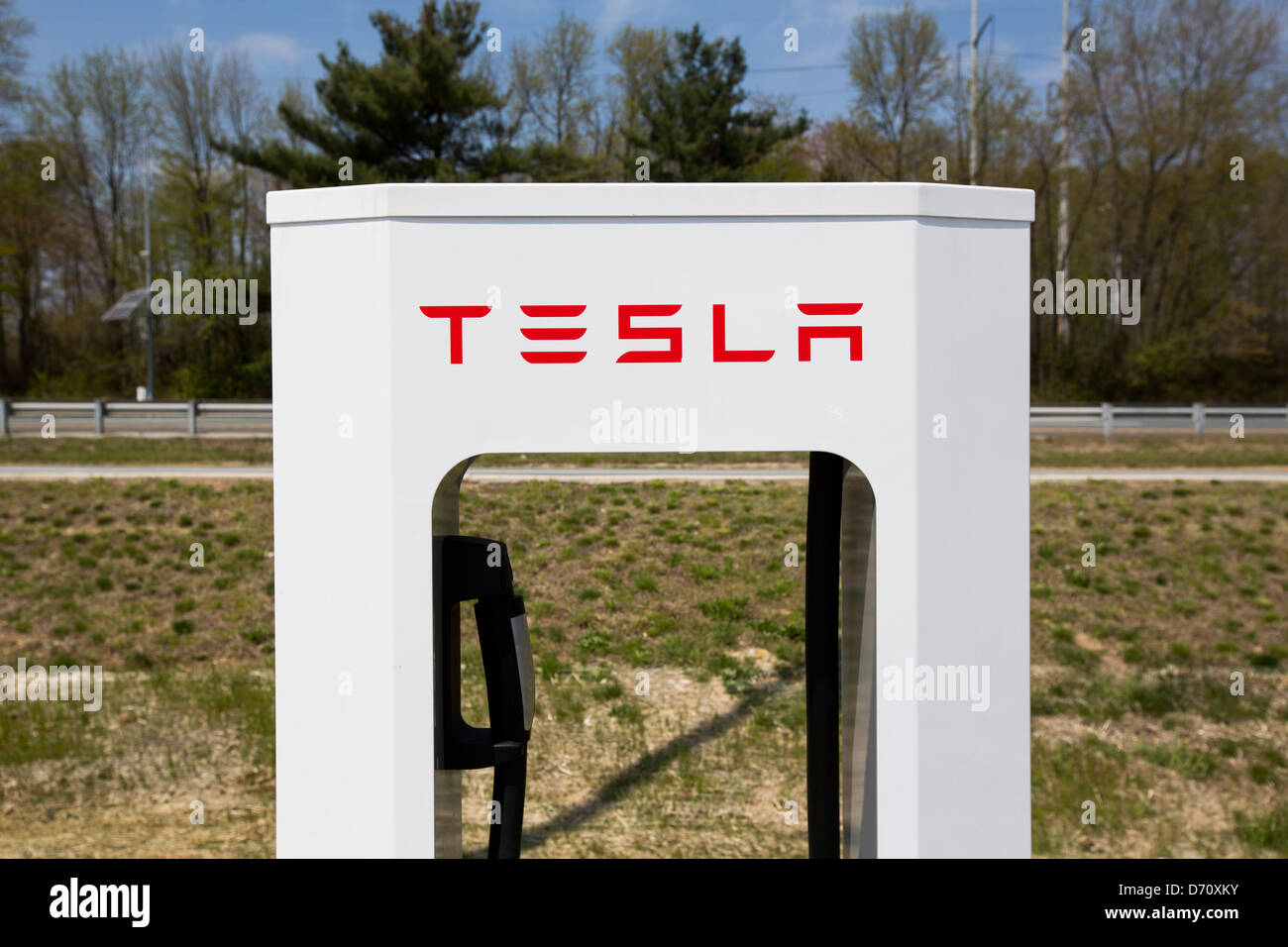 Un véhicule électrique Tesla suralimenter le long de l'autoroute 95, dans la station de Delaware. Banque D'Images
