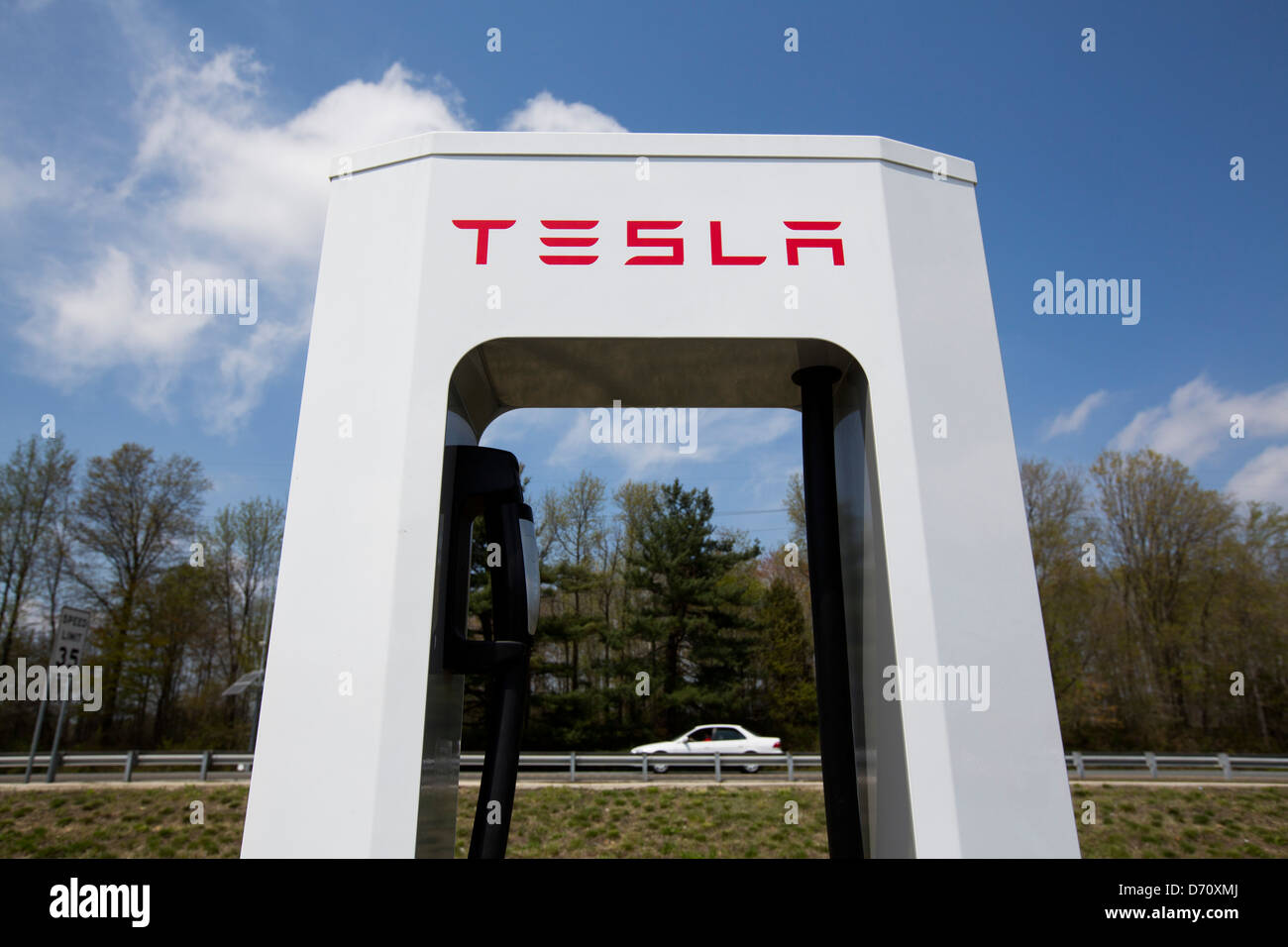 Un véhicule électrique Tesla suralimenter le long de l'autoroute 95, dans la station de Delaware. Banque D'Images