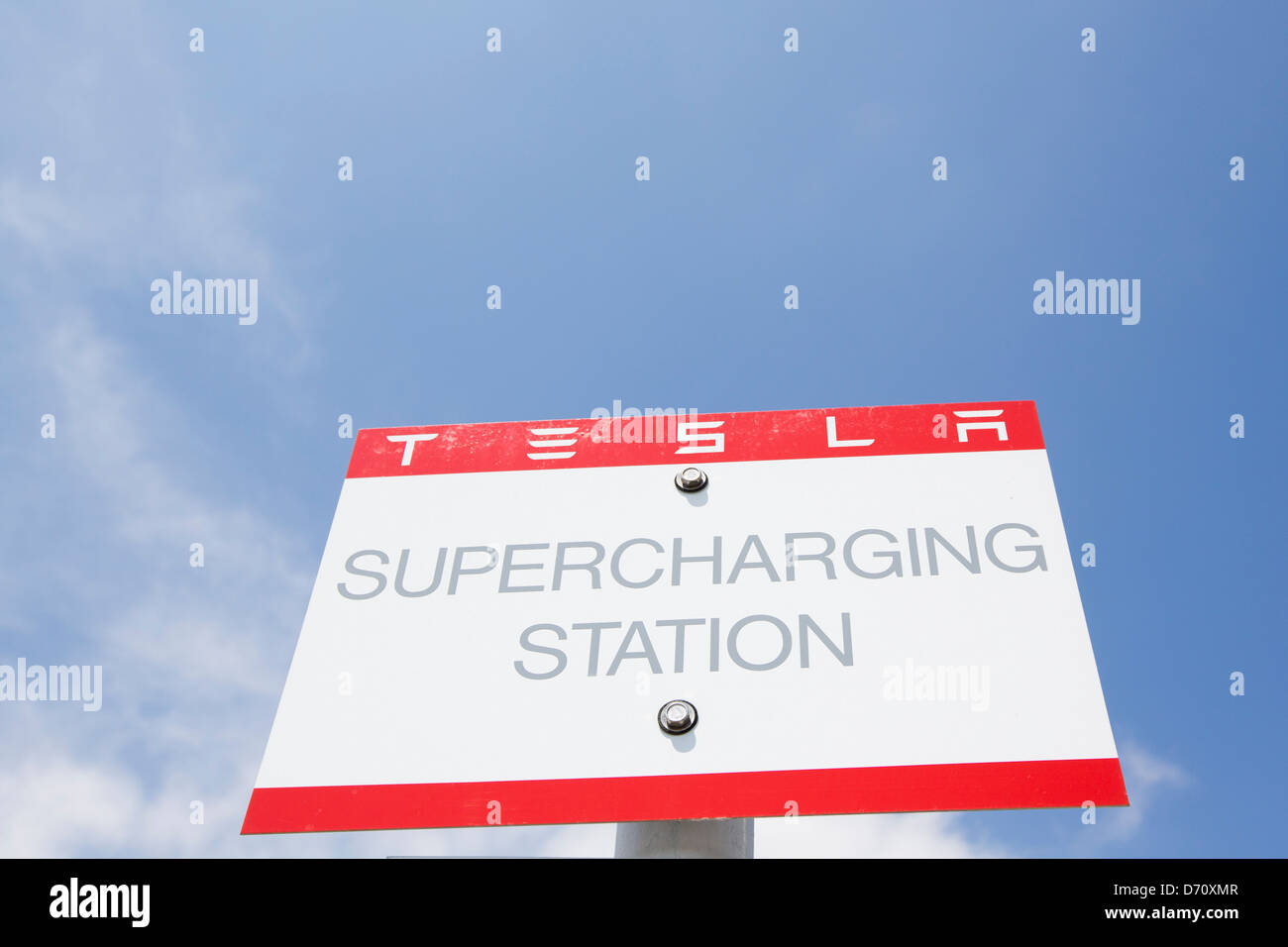 Un véhicule électrique Tesla suralimenter le long de l'autoroute 95, dans la station de Delaware. Banque D'Images