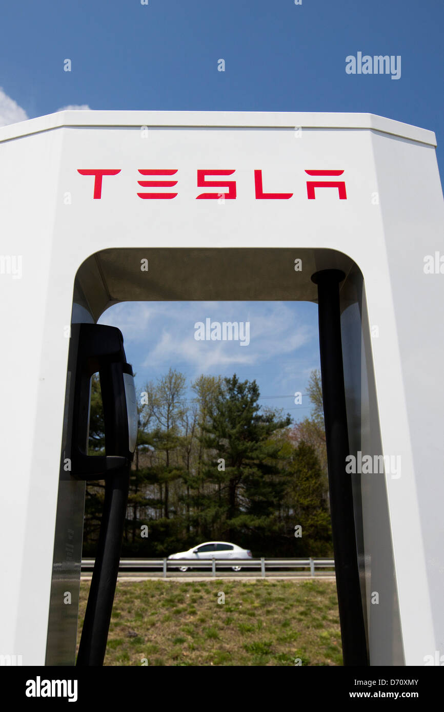 Un véhicule électrique Tesla suralimenter le long de l'autoroute 95, dans la station de Delaware. Banque D'Images